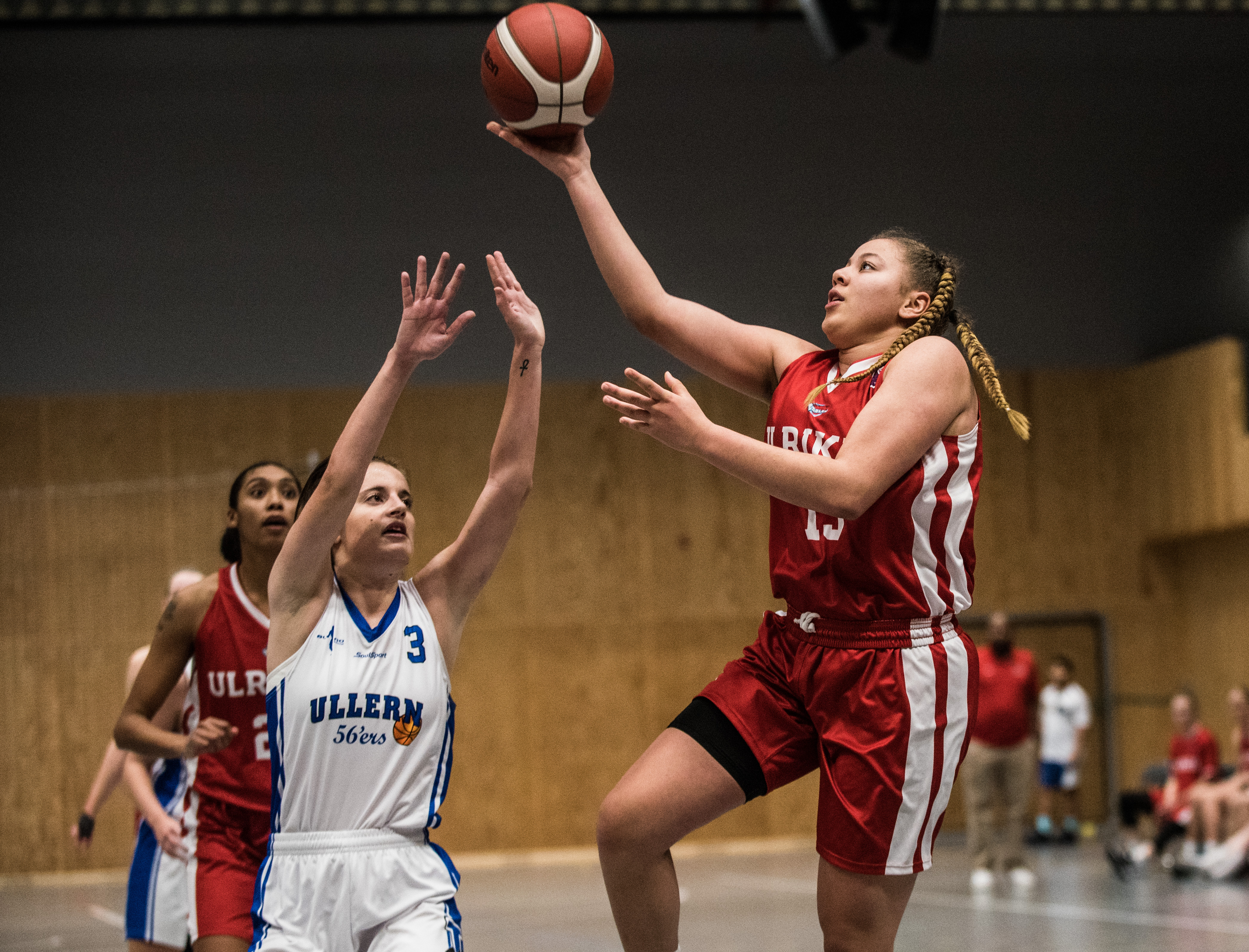 Karyn Sanford var nær en triple-double i Ullern Flerbrukshall med sine 19 poeng, 9 assists og 8 returer, i tillegg til 5 steals. Her legger Ulrikens 17-årige pointguard en layup over Ullerns Manon Albin. Bak ser vi Terae Briggs.
FOTO: ERIK BERGLUND   