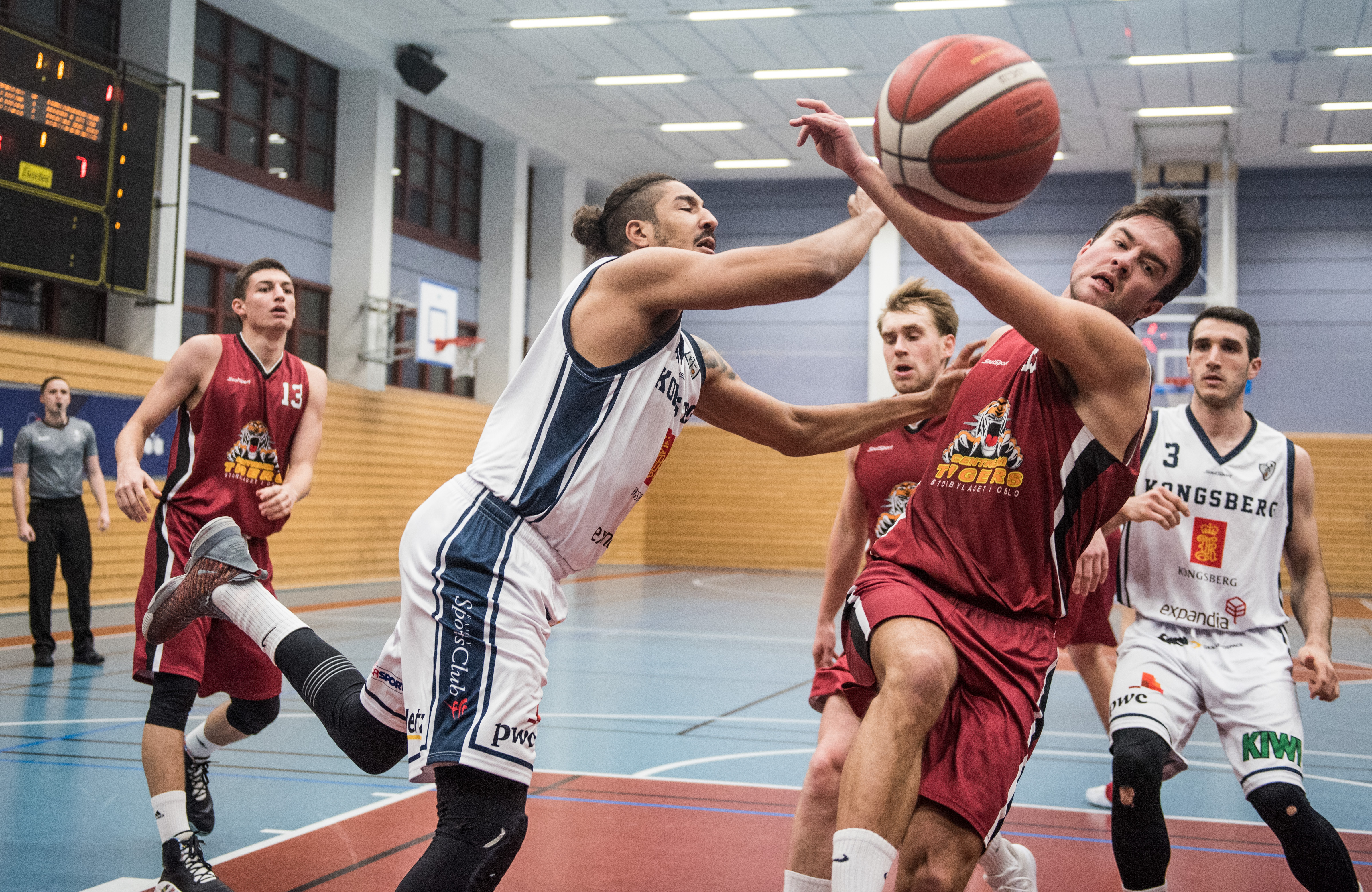 Aly Hudgins var viktig da Kongsberg Miners slo Tromsø Storm 81-67 i Tromsøhallen søndag. Miners-forwarden sto for 21 og 12 returer i kampen. Bildet er fra forrige ukes kamp mot Centrum Tigers og viser Hudgins i kamp med Bendik Aunan. De øvrige spillerne er fra venstre Giorgos Kotrotsios, Simon Midtvedt og Juan Ferrales.
FOTO: ERIK BERGLUND   