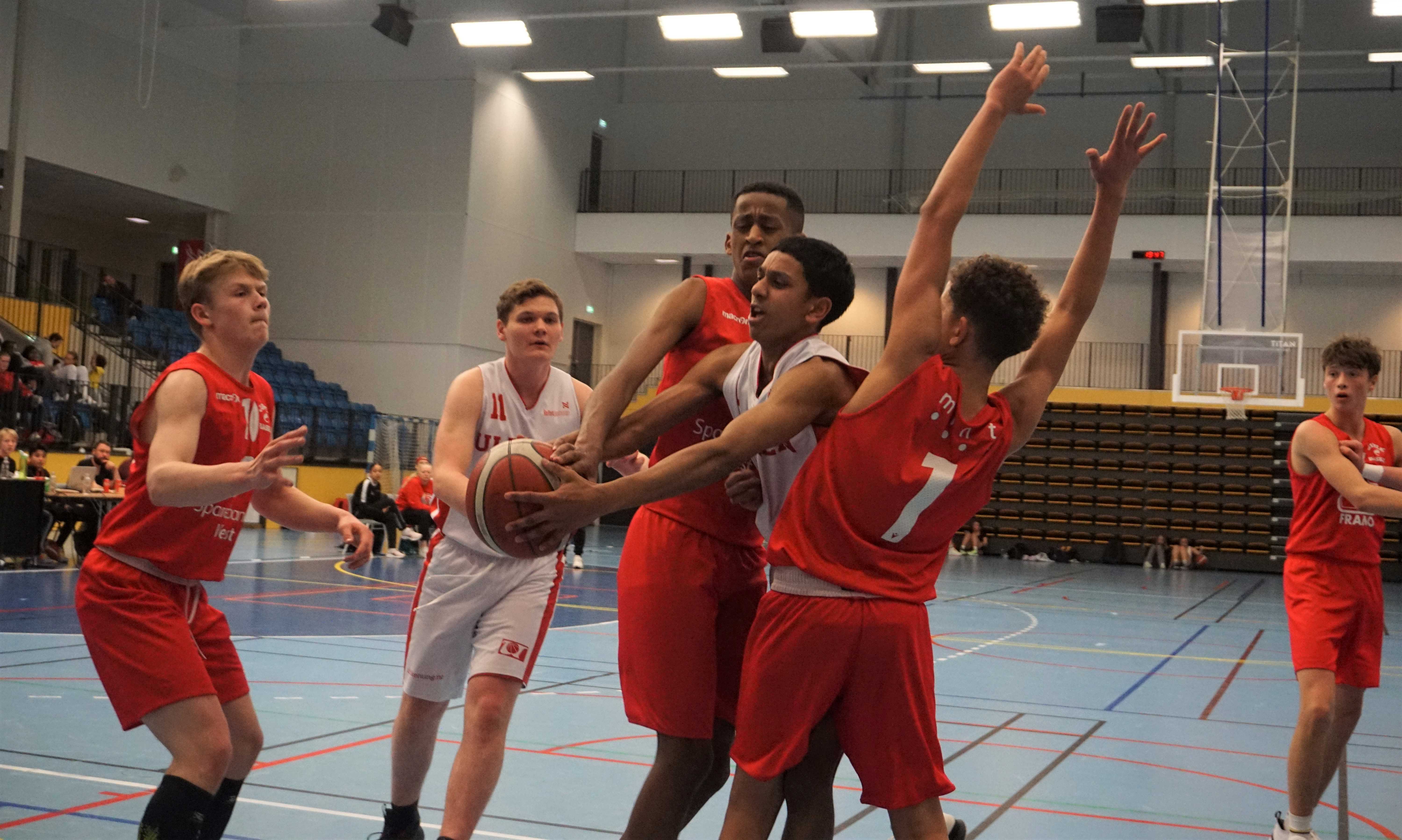 Ulrikens pointguard Elias Khan forsøker å kjempe seg mellom Gimles Kaleb Tadesse Washo (bak) og Matti Aalen (nr 1) i lørdagens helbergenske kvartfinale i U16-NM. Til venstre i bildet er Gimles Mathias Johansen Moe og Ulrikens Tarald Halskau, til høyre ser vi Sander Magnus.
FOTO: ARILD SANDVEN 