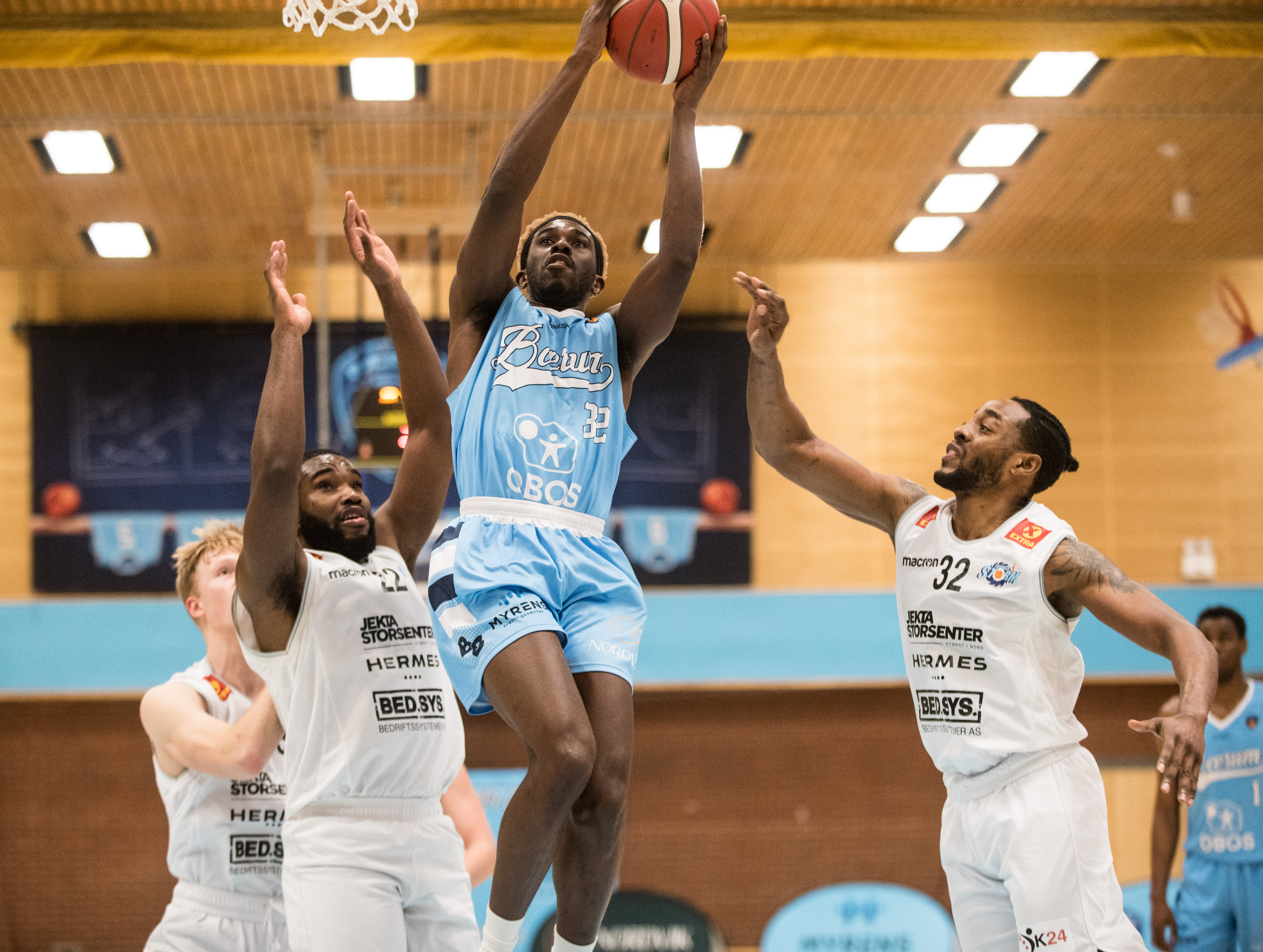 Prince Ali ble toppscorer med 25 poeng i sin andre kamp for Bærum. Her har den tidligere UCLA-guarden kommet seg fri til scoring mellom Tromsø Storms tre importspillere, Olle Welander (bak), Anthony Elechi og Phil Henry.
FOTO: ERIK BERGLUND  