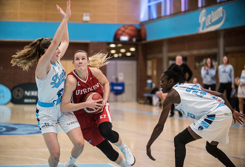 Stine Austgulen i en drive mellom Bærums Bobbi-Jo Colburn og Émilie Gomis i Nadderudhallen forrige sesong. Austgulen og Ulriken møter belgiske Liège Panthers i kvalifiseringsrunden til EuroCup.
FOTO: ERIK BERGLUND   