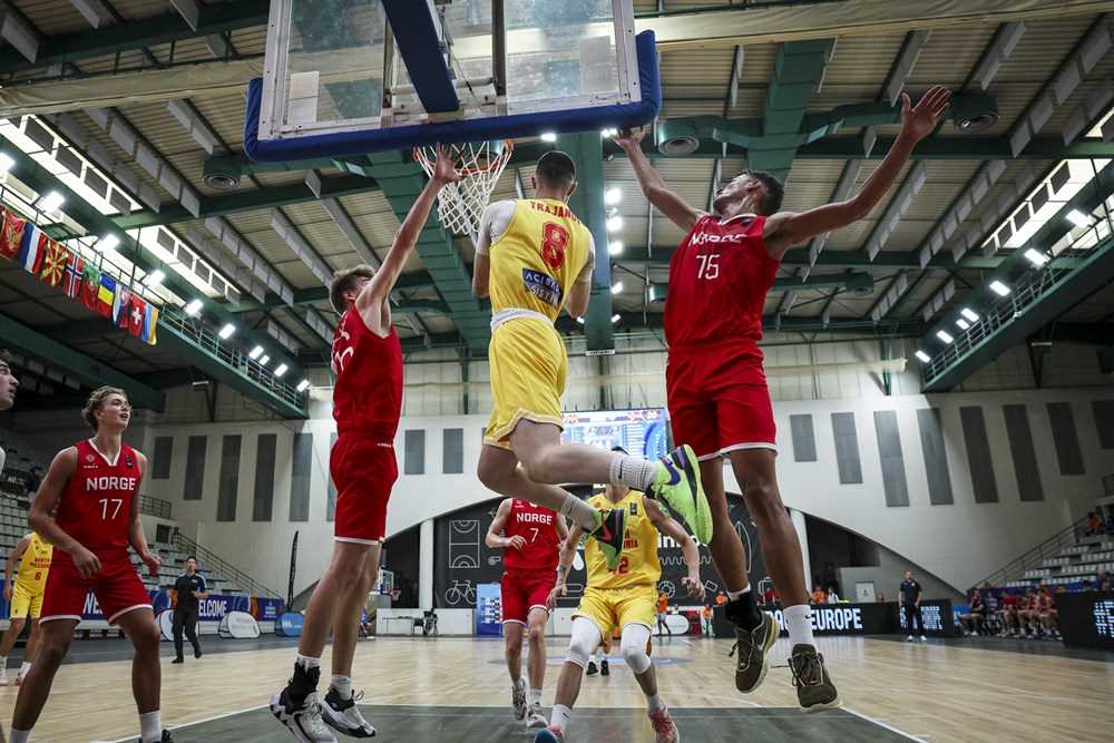 Nord-Makedonia vant 46-32 i "points in the paint"-statistikken og kom ofte inn under Norges kurv. Her er det Atanasij Trajanov som har kommet seg fri til skudd mellom Etienne Aspevik (til høyre) og Filip Øverås. Til venstre i bildet er Vilji Wiik.
FOTO: FIBA.COM 