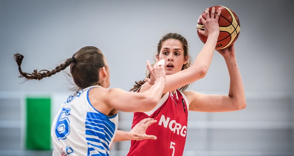 Severine Uggen i aksjon for Norge mot Luxembourg under Small Countries-EM i Cork i 2018. Nå er den tidligere Sandvika-guarden i gang med sin første sesong for Florida Tech Panthers. FOTO: FIBA.COM