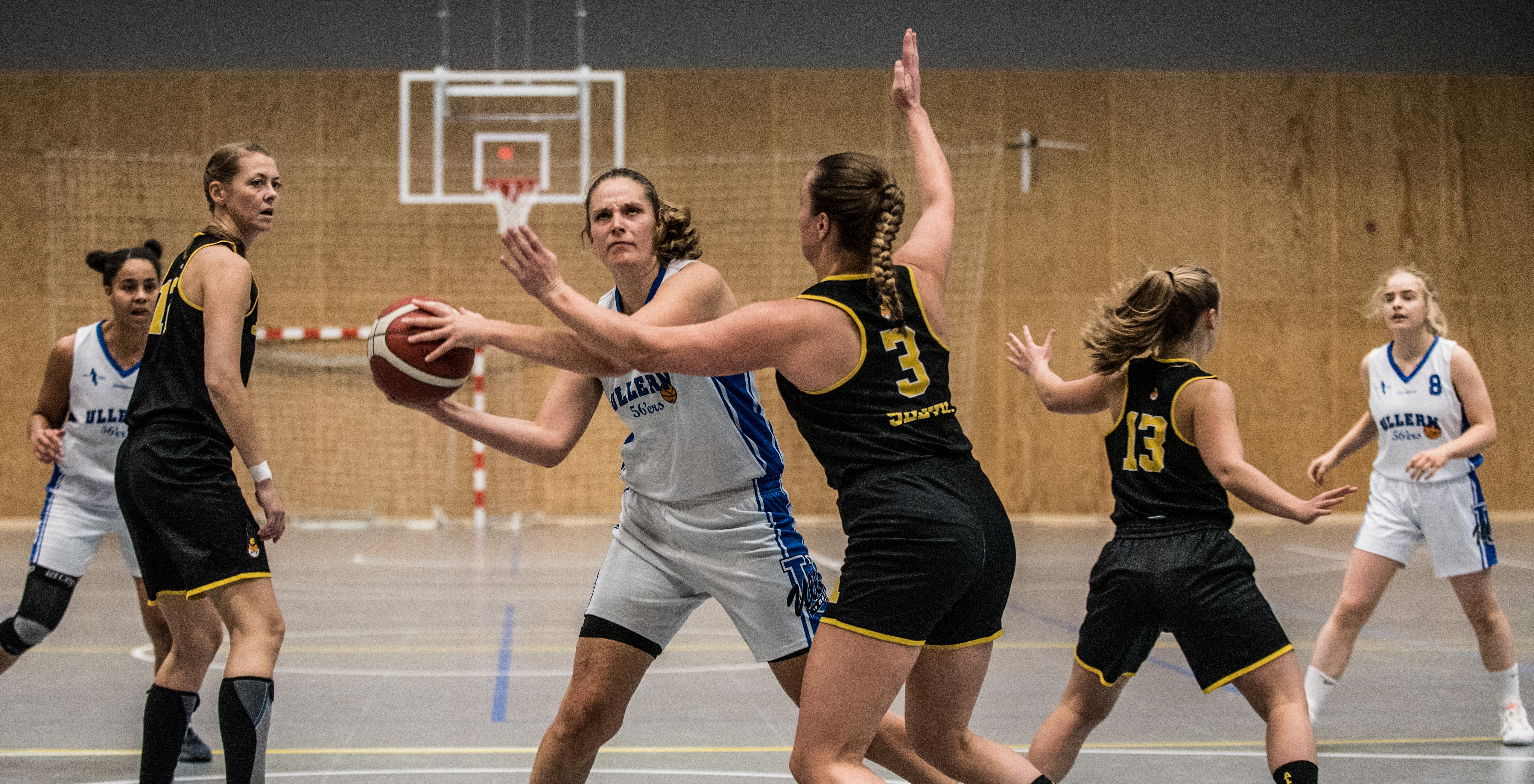 Tori Solberg Halvorsen fikk forsøke seg som pointguard mot Høybråten, og ble toppscorer med 18 poeng. Her er Ullern-veteranen i aksjon mot Asker Aliens i seriestarten 11. oktober. Til venstre i bildet ser vi Cecilia Gnaly, til høyre Malin Schneidt. Asker-spillerne er fra venstre Karianne Øysted Sørbye, Ingrid Selvik og Marika Underwood.
FOTO: ERIK BERGLUND  