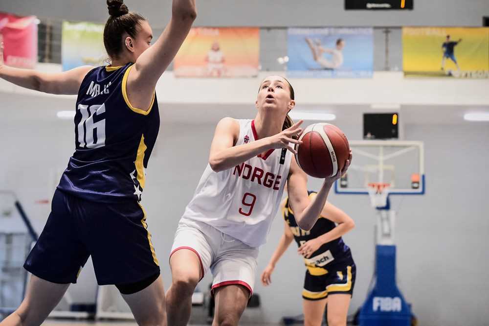 Sophia Priestley møter på 1,90 m lange Amila Smajic, men ser ut til å få plass til å skyte. Ullern-forwarden hadde 7 poeng, 5 steals, 4 assists og 3 returer mot Bosnia-Hercegovina.
FOTO: FIBA.COM 