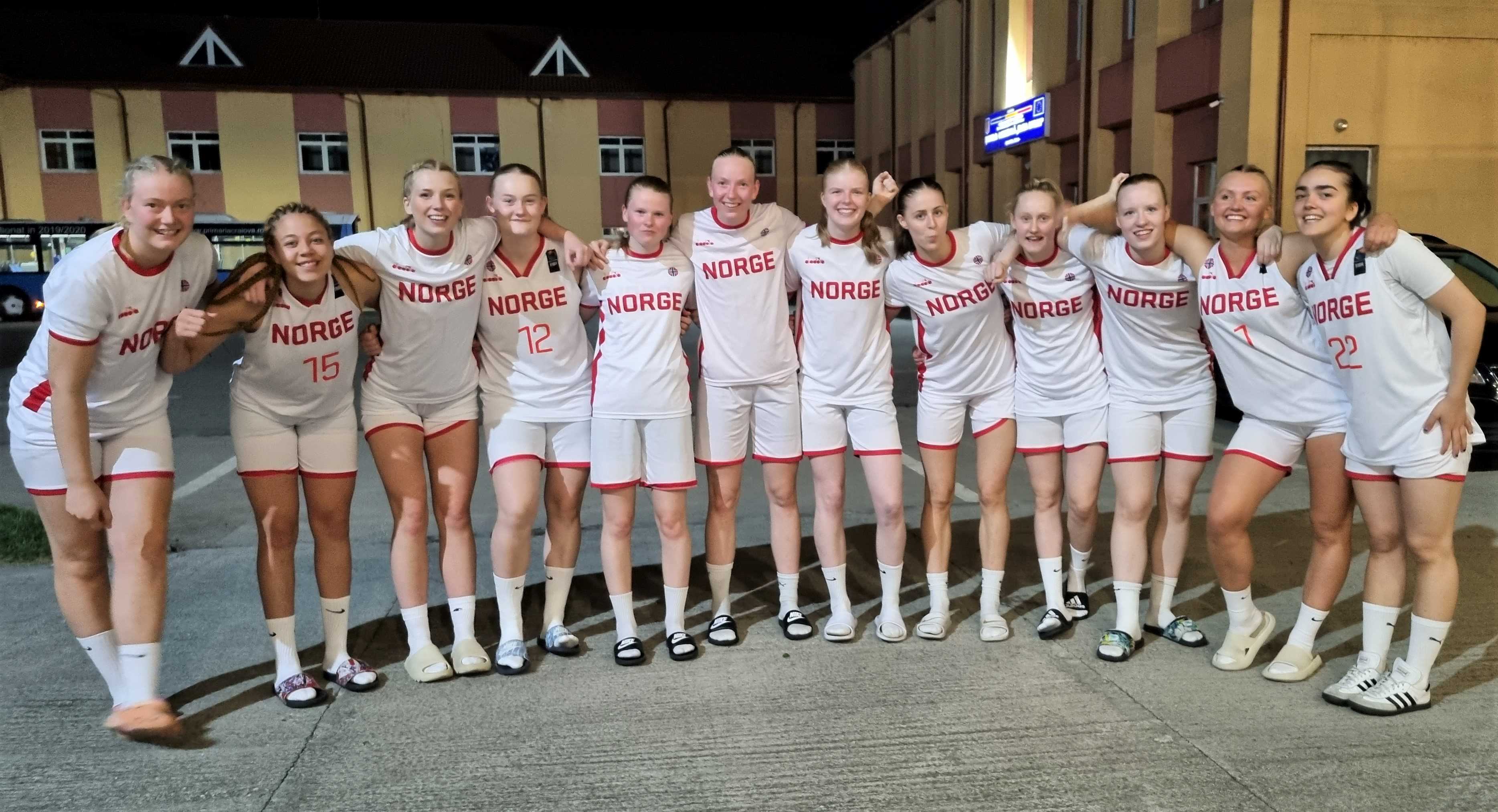 Norges U20-landslag som åpnet B-EM i Craiova med 80-61 over Slovakia. Fra venstre Synne Jacobsen, Karyn Sanford, Maria Thoresen Myklebust, Sunniva Sørbye, Selma Deisz, Camilla Gjerstad, Vilde Havnes, Sophia Priestley, Aurora Sørbye, Anna Hovig Wikstrøm, Felicia Dyngeland-Sundén og Fatima Mohammad.
FOTO: RAGNHILD RIIS 