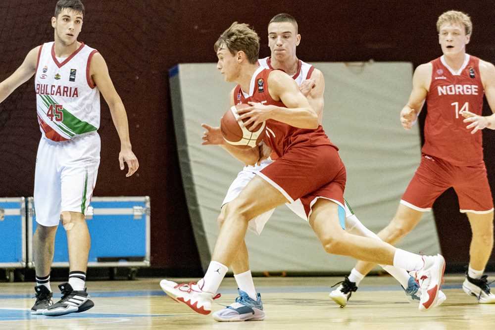 Eldar Alagic ble vanskelig å stoppe for de bulgarske forsvarerne. Asker-guarden satte 7 av 12 field goals og ble EM-kampens toppscorer med 18 poeng. Bak i bildet ser vi Oliver Bergstad.
FOTO: FIBA.COM 