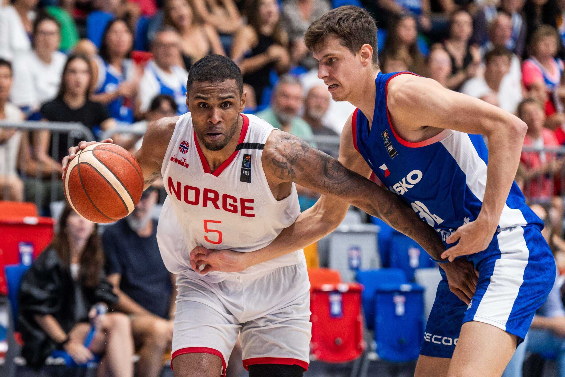 Chris-Ebou Ndow var igjen sentral og viktig for det norske laget og endte med 23 poeng og 8 returer mot Tsjekkia. Her med Richard Balint i forsvar for hjemmelaget.
FOTO: FIBA.COM 