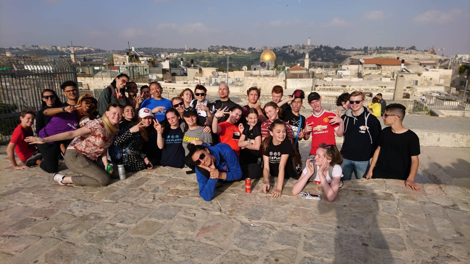 Nesodden Baskets Lead4Peace-prosjekt er blitt tildelt støtte fra Aktiv Ungdom ni ganger, og har blant annet vært to ganger i MIdtøsten. Her er halve gruppen samlet på dagstur til Jerusalem. De israelske lagene i PeacePlayers-konseptet er mikset og består av både jøder og palestinere. FOTO: NESODDEN BASKET