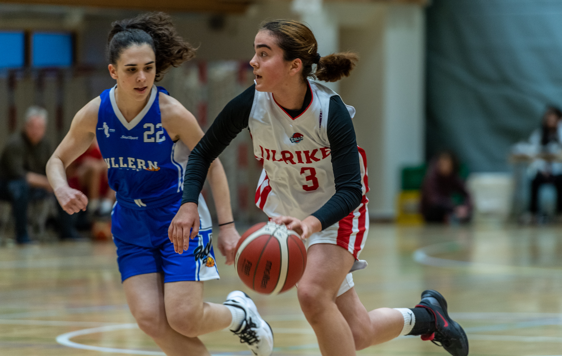 17-årige Fatima Mohammad i en drive mot Micol Torresani i Landåshallen lørdag. Ulriken Eagles utklasset Ullern 110-31 og har vunnet alle sine åtte ligakamper denne sesongen med klare sifre.
FOTO: ASTRID HAGLAND GJERDE 