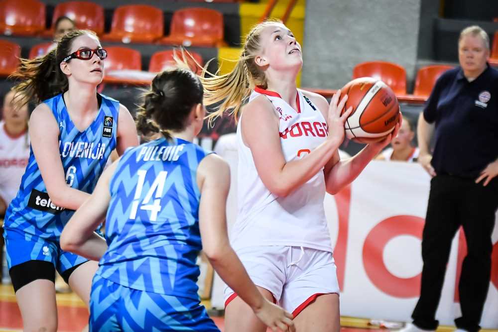 Maria Thoresen Myklebust var Norges mest effektive spiller i åpningskampen mot Slovenia. 19-åringen fra Sandvika BBK og University of Vermont endte på 15 poeng etter sterke driver, 5 av 7 i field goals og 4 av 5 fra straffelinja.
FOTO: FIBA.COM