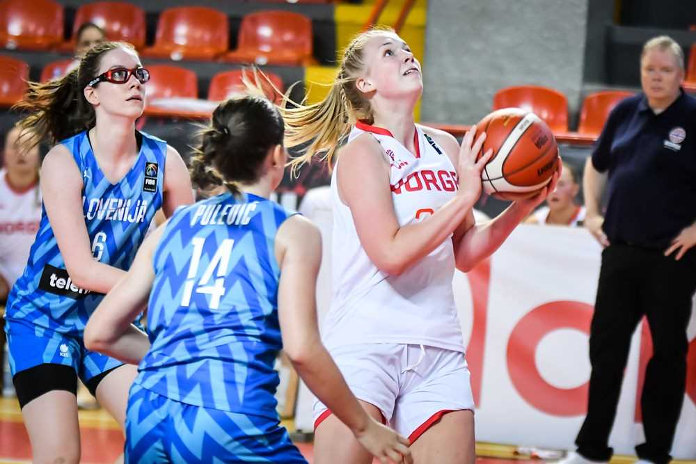 Maria Thoresen Myklebust var Norges mest effektive spiller i åpningskampen mot Slovenia. 19-åringen fra Sandvika BBK og University of Vermont endte på 15 poeng etter sterke driver, 5 av 7 i field goals og 4 av 5 fra straffelinja.
FOTO: FIBA.COM