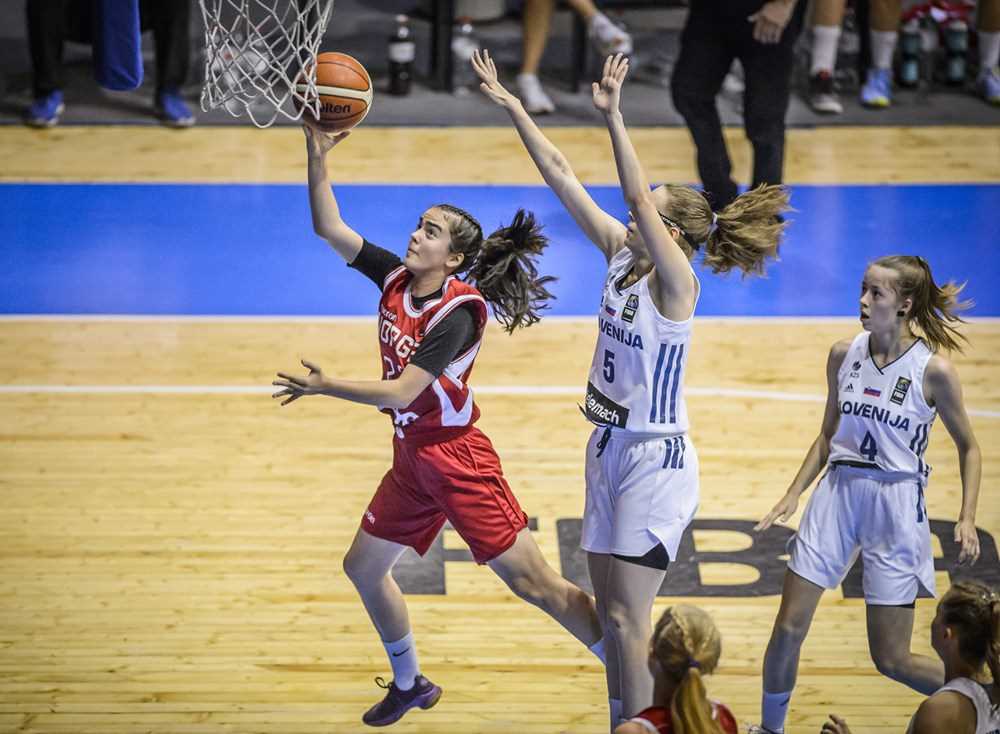 Fatima Mohammad og Norge kom helt til semifinalen i B-EM i U16-klassen i Sofia for tre år siden og ledet lenge over Slovenia før det ble tap i sluttminuttene (60-67). Nå er Norge trukket ut mot Slovenia, Portugal og Slovakia i gruppespillet i U20-EM, som spilles i Skopje i Nord-Makedonia 9. til 17. juli.
FOTO: FIBA.COM 