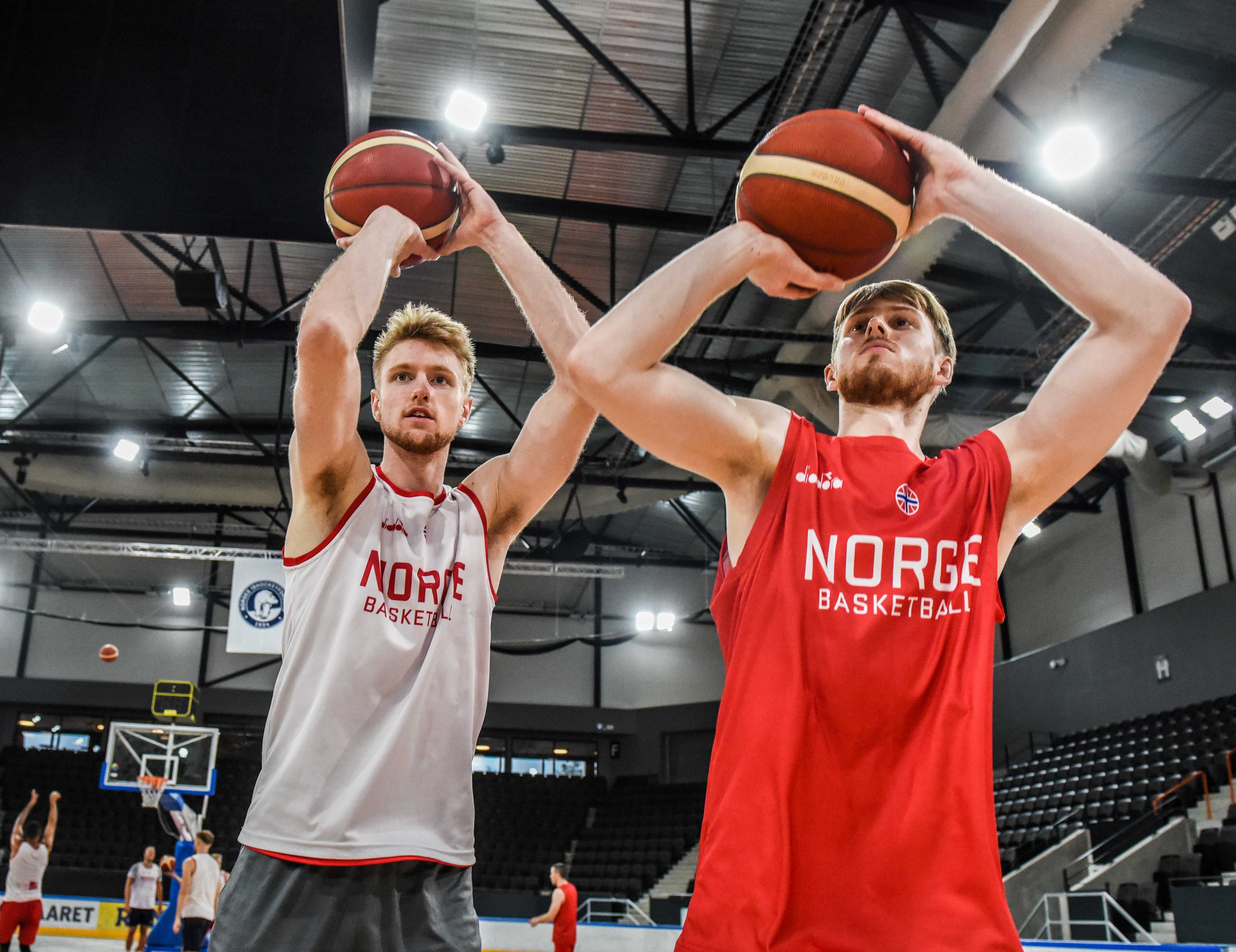 Kristian Sjølund (til venstre) og Tobias Rotegård gleder seg til å spille sammen for Norge og håper på mye folk på tribunene i Varner Arena onsdag.
FOTO: ERIK BERGLUND 