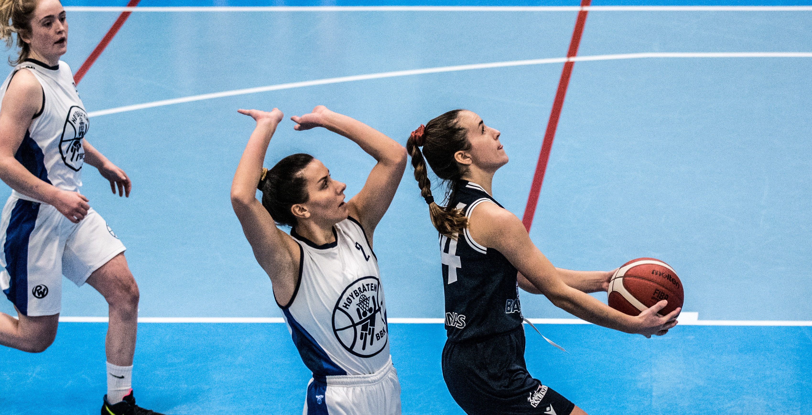 Sigrid Hardie i en layup mot Høybråten i Furuset idrettshall i november i fjor. Nå er 26-åringen tilbake i aksjon for Bergen Elite, og noterte seg for 9 poeng i comebacket og 86-32-seieren søndag. Høybråten-spillerne på bildet er Flaka Kelmendi og til venstre Alva Hopland.
FOTO: ERIK BERGLUND   