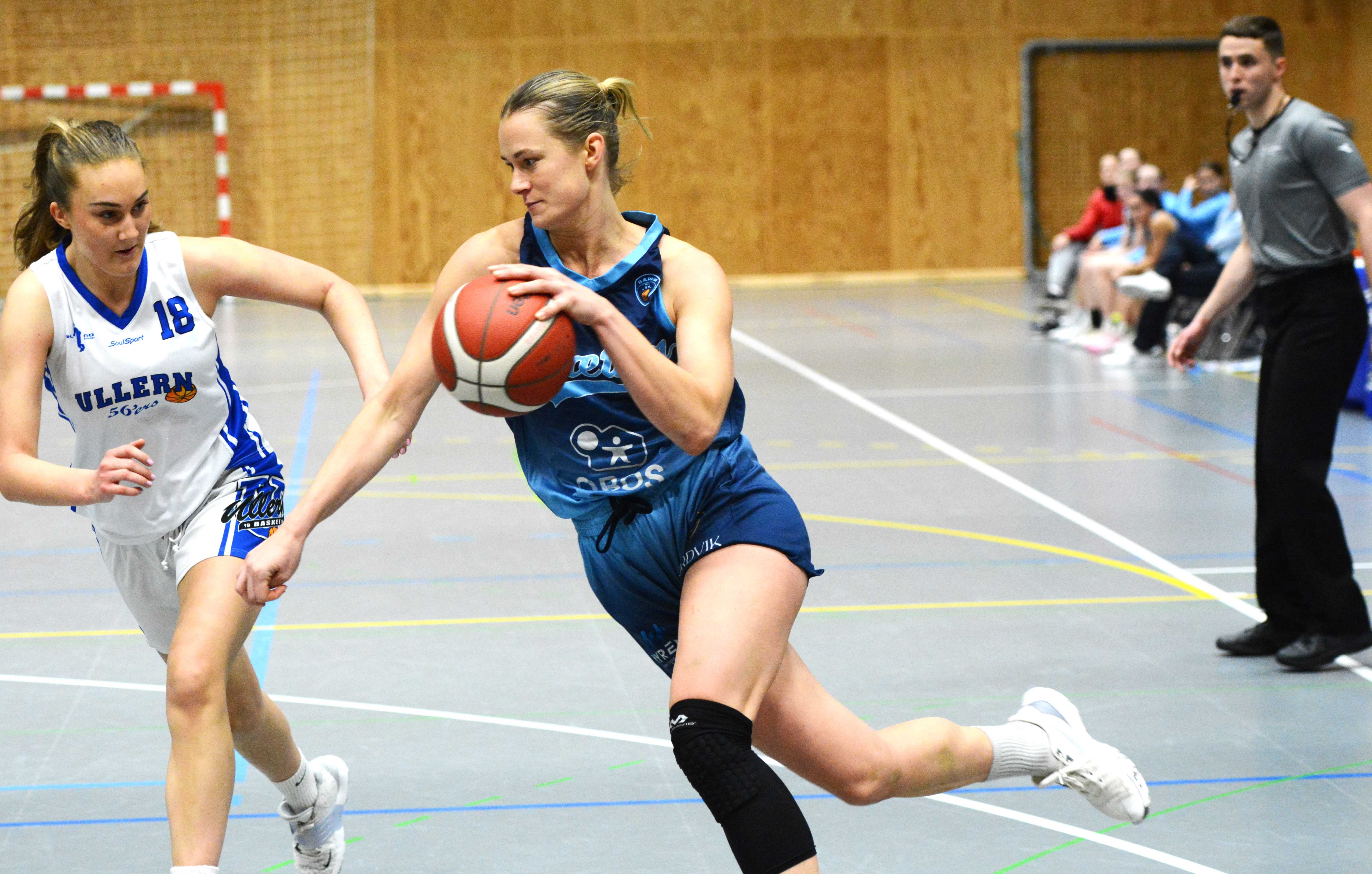 Julie McCarthy setter fart i en drive mot Hannah Ledsten-Ullersmo. Bærums kaptein endte med 17 poeng og 17 returer. Til høyre i bildet er dommer Alexander Ochoa Svendberg.
FOTO: MARIANNE MAJA STENERUD 