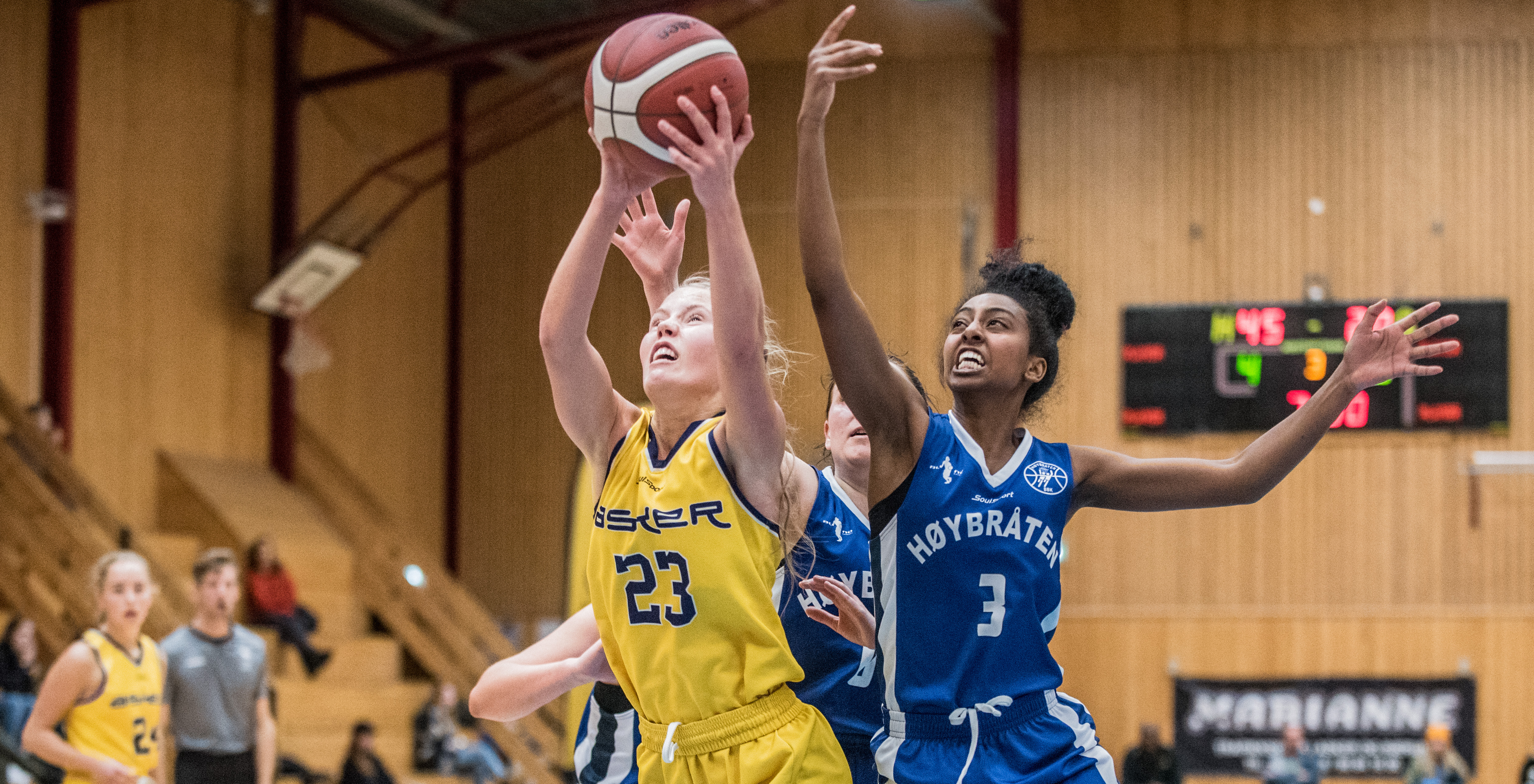 Pernille Mellem ble toppscorer i torsdagens BLNO-kamp med 16 poeng etter sterk skyting og gode driver. Her har 20-åringen kommet seg forbi Tine Martinsen (bak) og Henon Binyam Hadgu og scorer for Asker Aliens.
FOTO: ERIK BERGLUND 