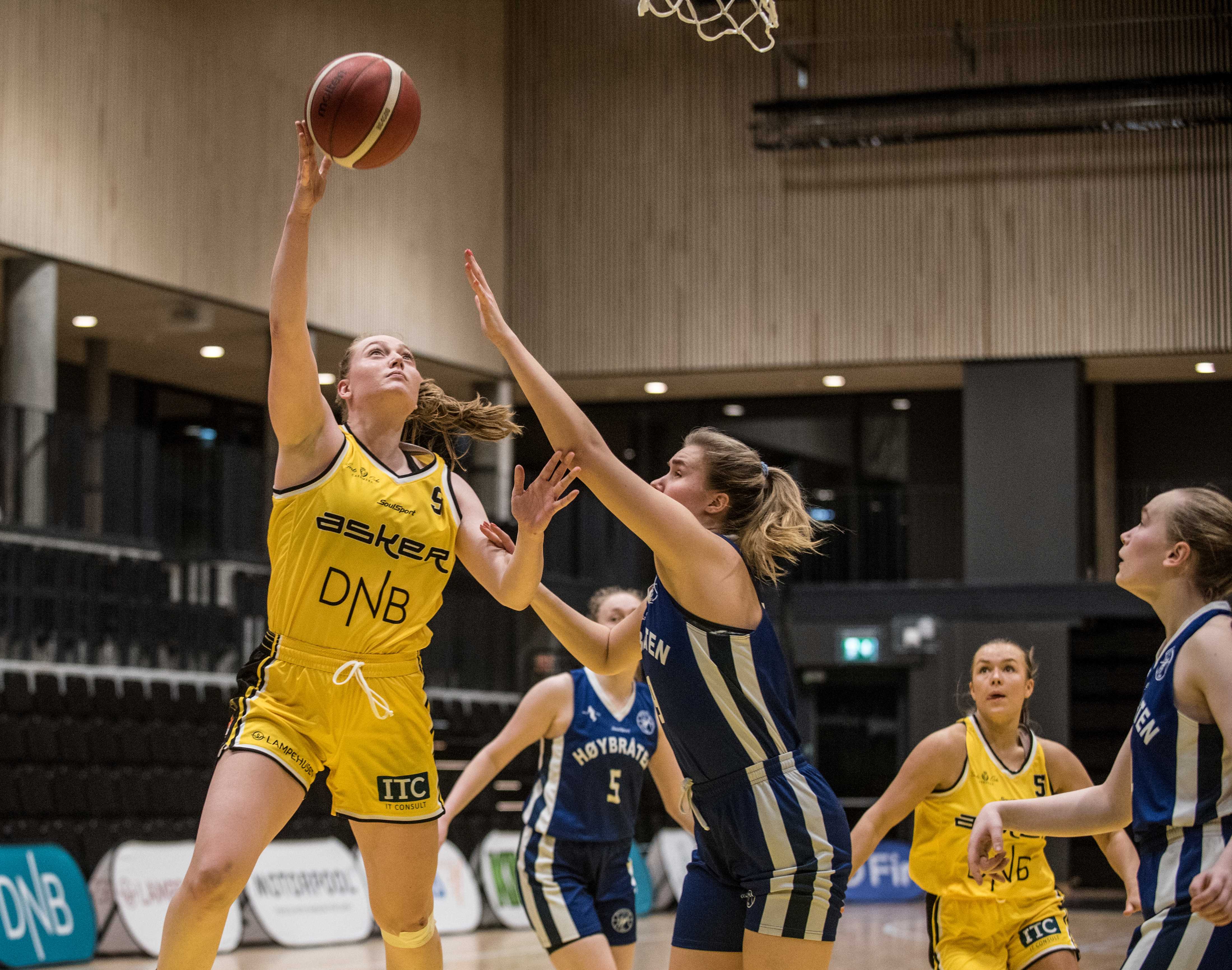 Med 10 poeng, 20 returer (!) og 5 steals var Siri Granheim kampens mest effektive spiller da Asker Aliens slo Høybråten onsdag. Her scorer hjemmelagets forward på en layup mot Frida Liholm Strøm. De øvrige spillere i bildet er fra venstre Ingrid Jansen Gjersvik, Solveig Mildestvedt og Jofrid Jansen Gjersvik.
FOTO: ERIK BERGLUND  