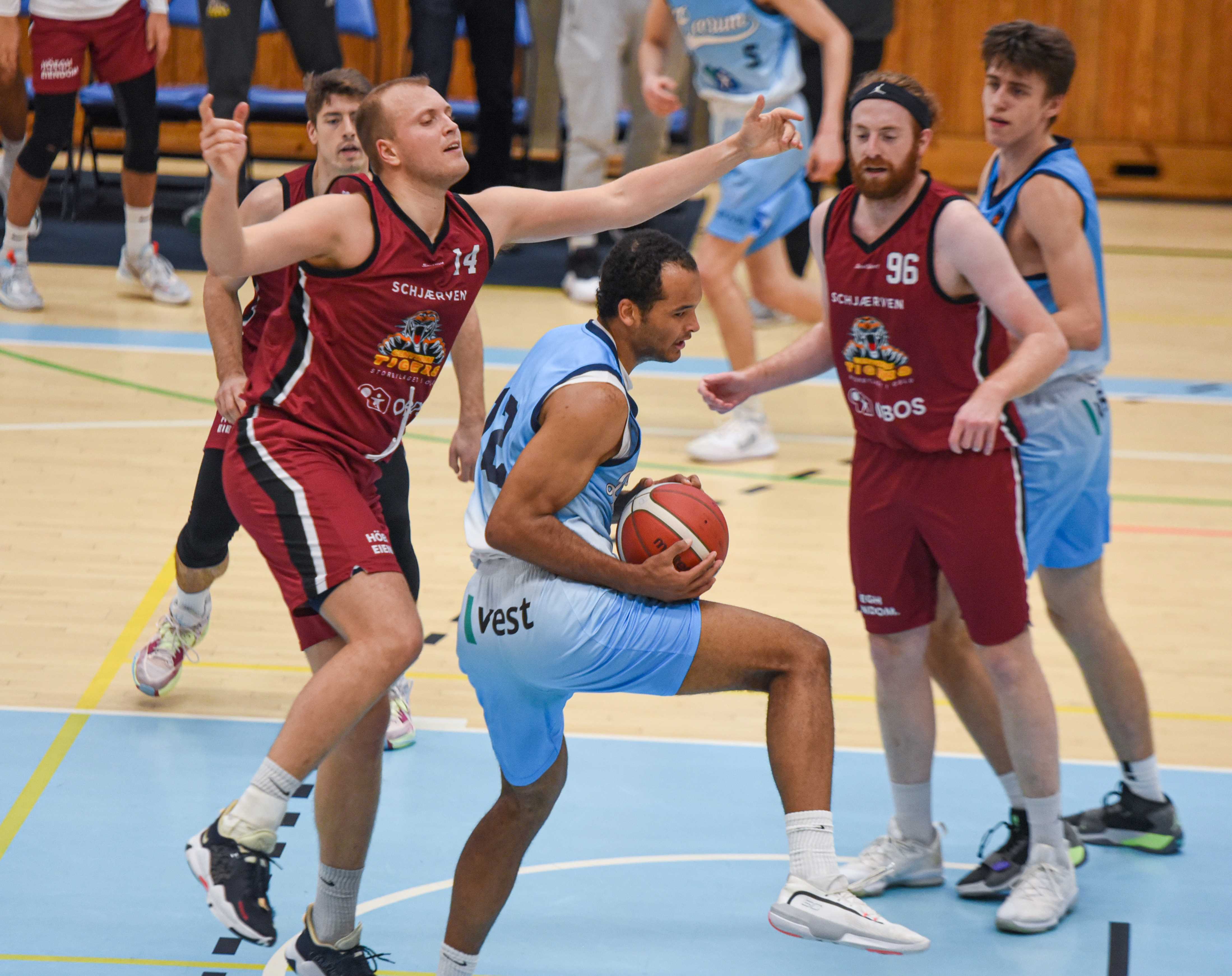 Steffon Mitchell hadde 20 poeng, 16 returer, 4 blokker, 5 steals og satte 10 av 10 straffer da Bærum slo Centrum Tigers 67-63. Her henter han ned en av sine returer i kampen med Johanns Dolven (til venstre) og Petar Kutlesic. Bak til høyre er Ludvik Bergseng og til venstre Pat Dickert.
FOTO: ERIK BERGLUND 