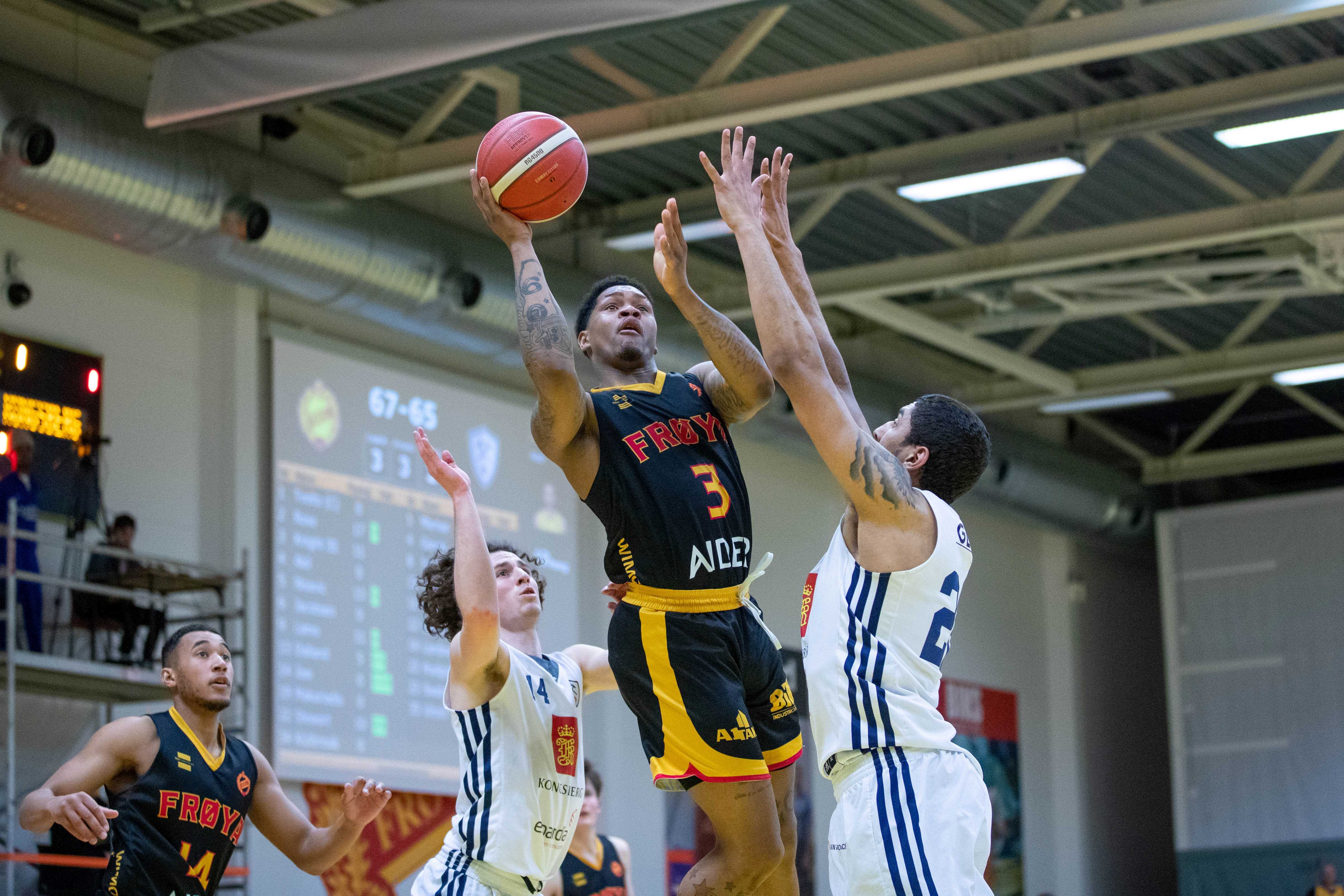 John Knight III ble vrien å stoppe for Simon Müller-Landsvik (til venstre), Aly Hudgins og de andre Kongsberg Miners-spillerne. Frøyas pointguard endte på 18 poeng og 7 assists i den andre semifinalen. Til venstre i bildet ser vi Samba-Johan Hellebust Jaw.
FOTO: BRAGE TITLESTAD 