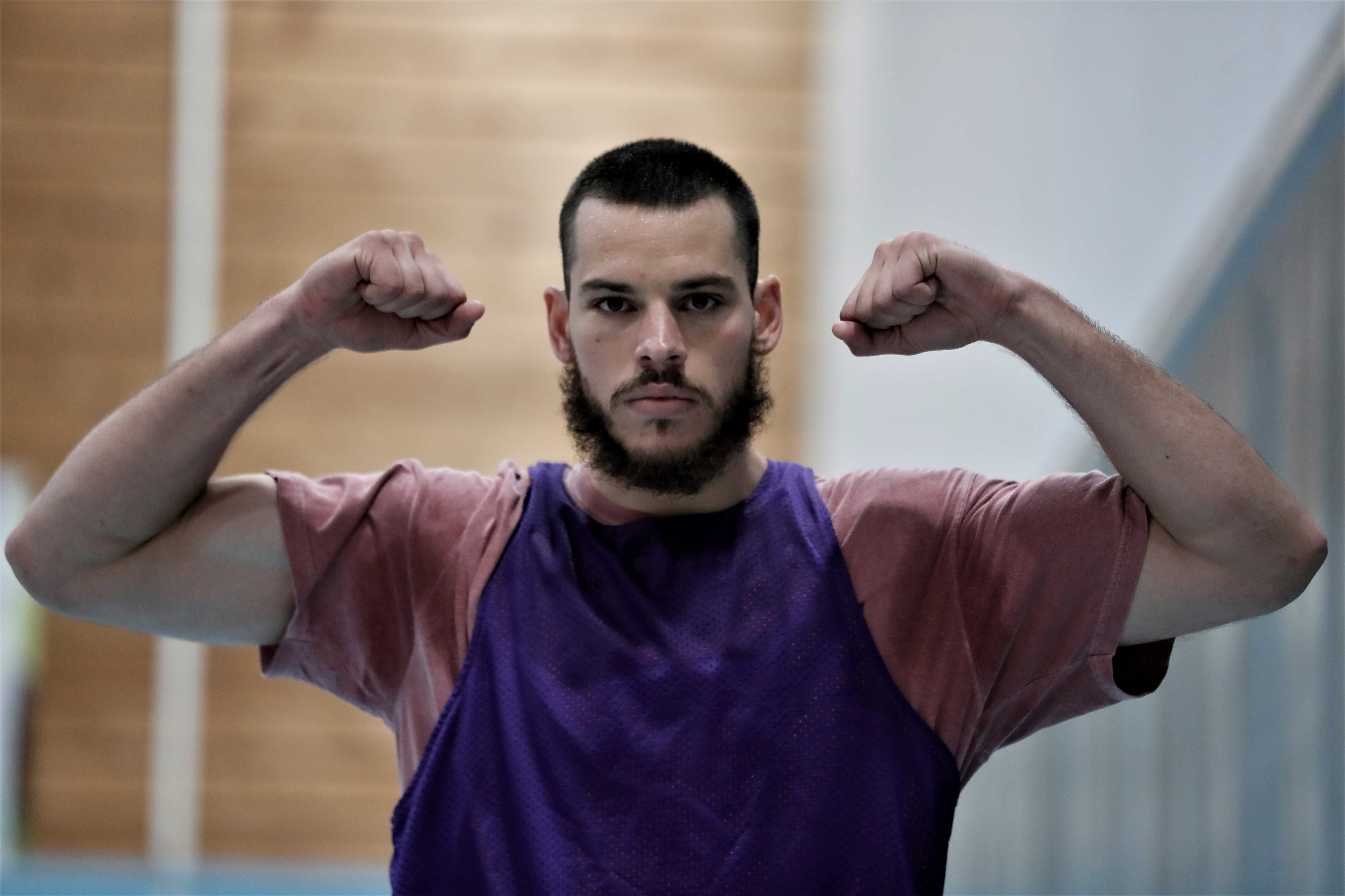 Devin Gilligan forlot norsk basket som MVP da han spilte for Frøya i 2020/21-sesongen og snittet på 22,9 poeng og 13,4 returer. Nå er 28-åringen fra New Hampshire på plass hos Frøyas erkerival Fyllingen og klar til å vise muskler i BLNO igjen.
FOTO: NICHOLAS NORENG  