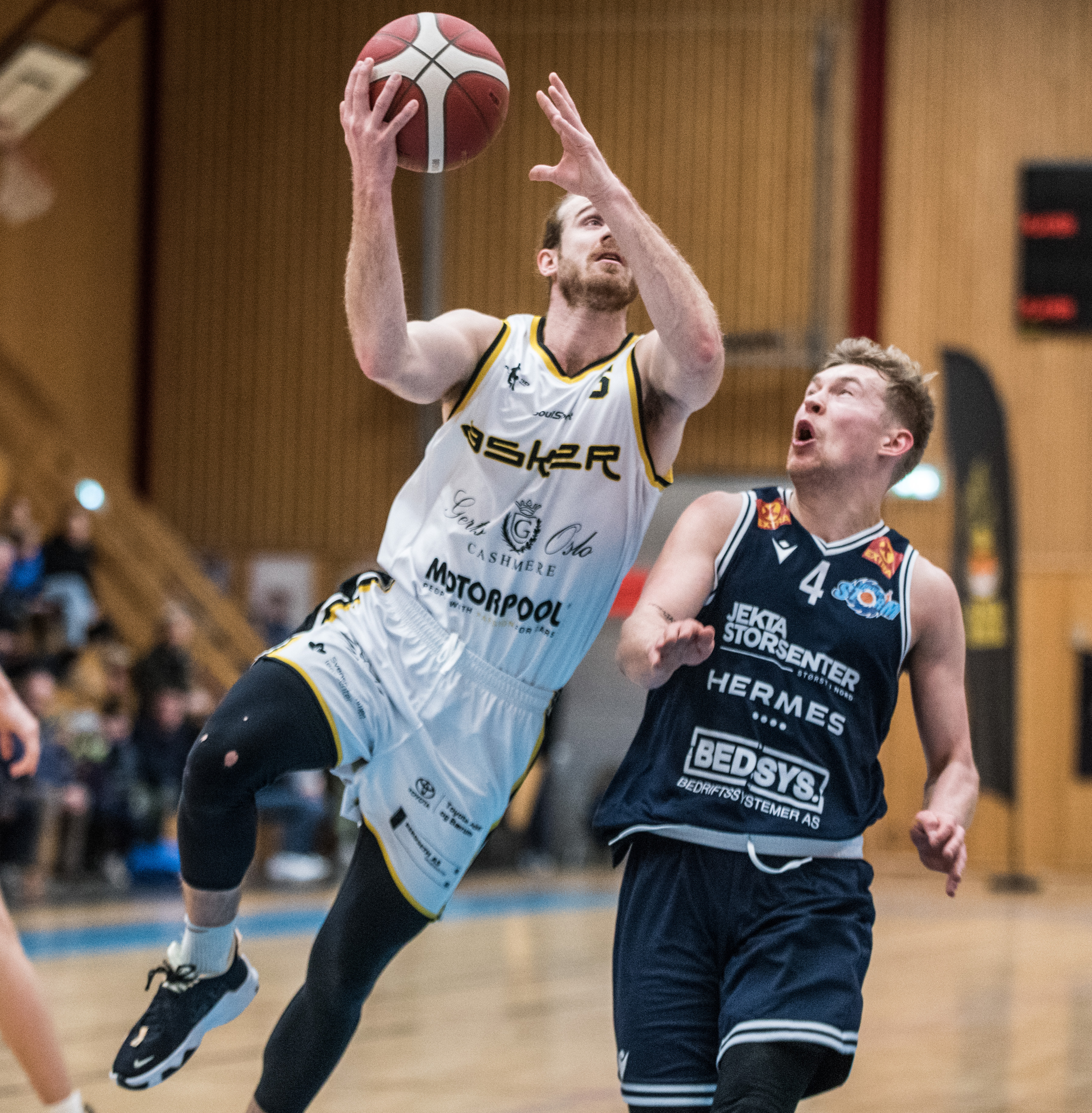 Pointguard-duell i Vollenhallen. Stian Emil Berg (til venstre) ble en matchvinner for Asker Aliens med utligningen på straffe i siste sekund av ordinær tid og trepoengeren til 80-74 i ekstraomgangen. Johannes Lange var Tromsø Storms toppscorer med 22 poeng.
FOTO: ERIK BERGLUND  