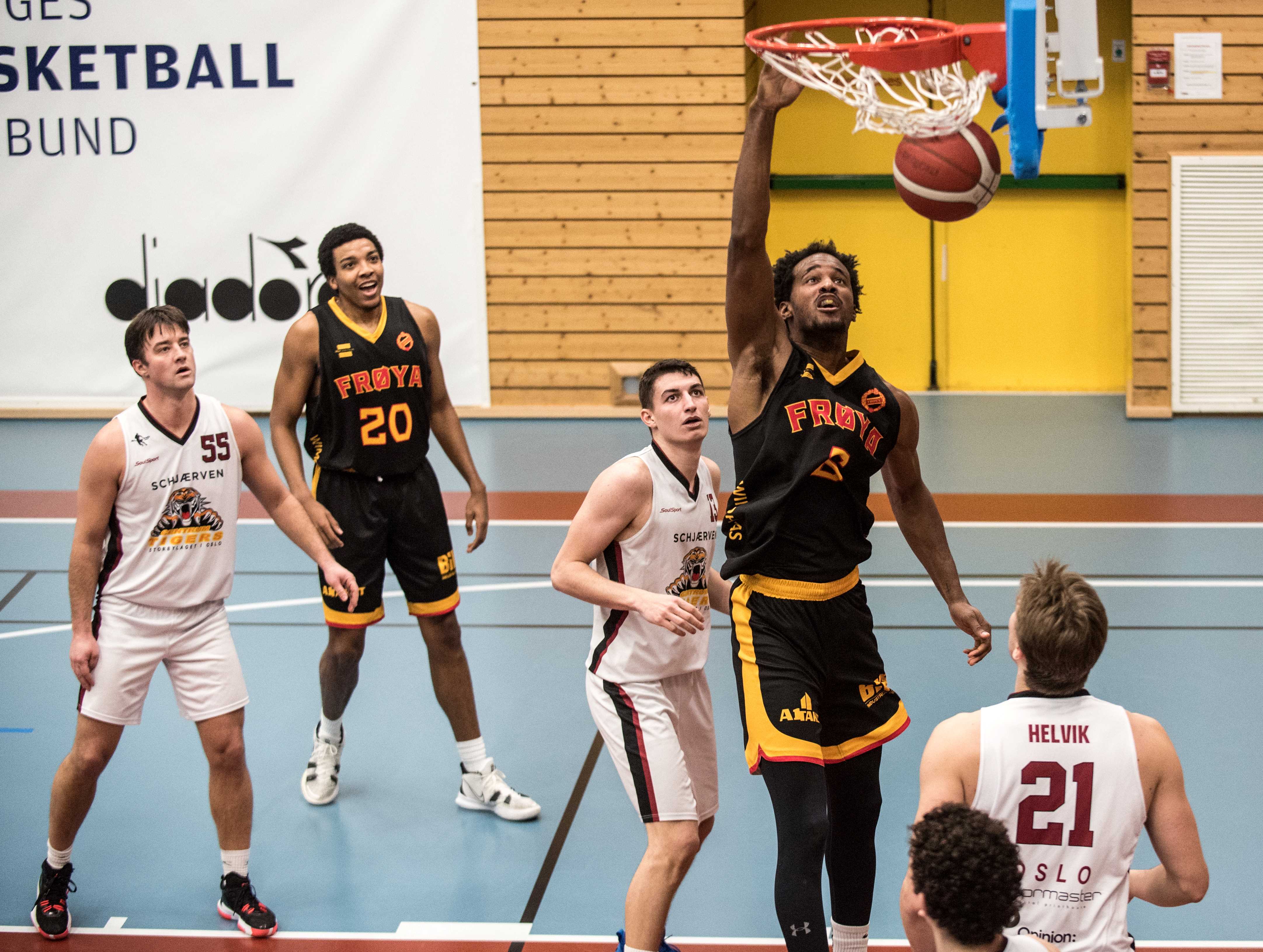 2,03 m lange Cam Gregory dominerte mot Centrum Tigers og noterte seg for 19 poeng og 12 returer, i tillegg til at han påførte flere av hjemmelagets forwarder foultrøbbel. Her dunker amerikaneren inn to poeng med Bendik Aunan (til venstre), Giorgos Kotrotsios og Georg Helvik som sjanseløse tilskuere. Bak ser vi en annen av kampens giganter, Wayne Stewart.
FOTO: ERIK BERGLUND  