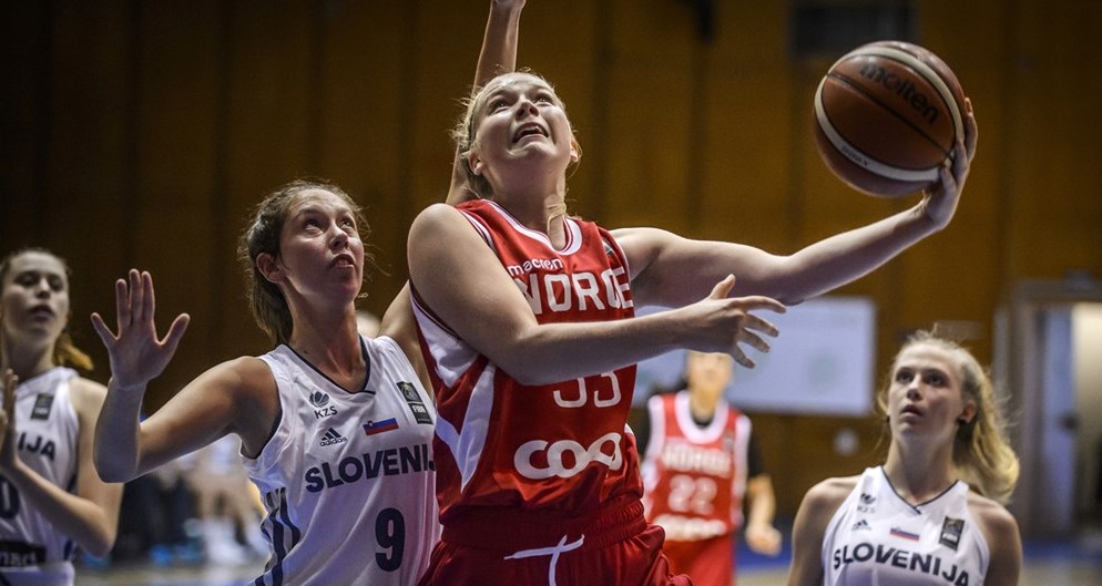 Maria Thoresen Myklebust og U16-jentene imponerte med semifinaleplass i B-EM i Sofia i fjor. 03-årgangen skulle vært førsteårsspillere i U18-EM i år, men alle FIBA-mesterskapene ble avlyst. Myklebust og den sterke 03-årgangen får sjansen igjen  i U18-klassen om et år. Bildet er fra semifinalen mot turneringsvinnerne Slovenia, som endte med et knepent norsk tap, 60-67. FOTO: FIBA.COM