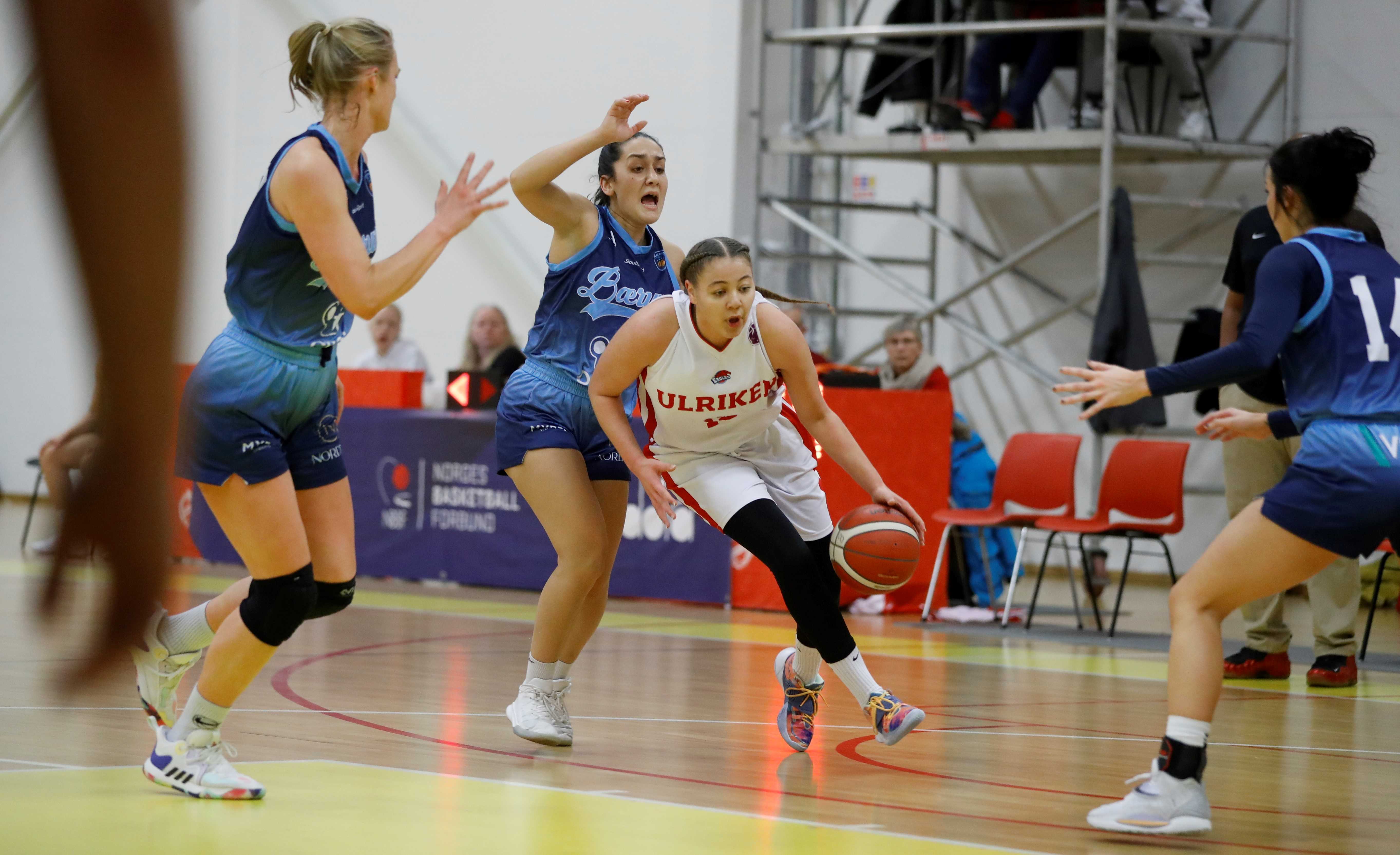 Karyn Sanford herjet til tider med Bærum-forsvaret og endte med 19 poeng og 12 assists i toppkampen i Frøya Arena. Her er det fra venstre Julie McCarthy, Shiba Haji Ahmadi og Keelie Lamb som forsøker å få stoppet 18-åringen.
FOTO: NICHOLAS NORENG 