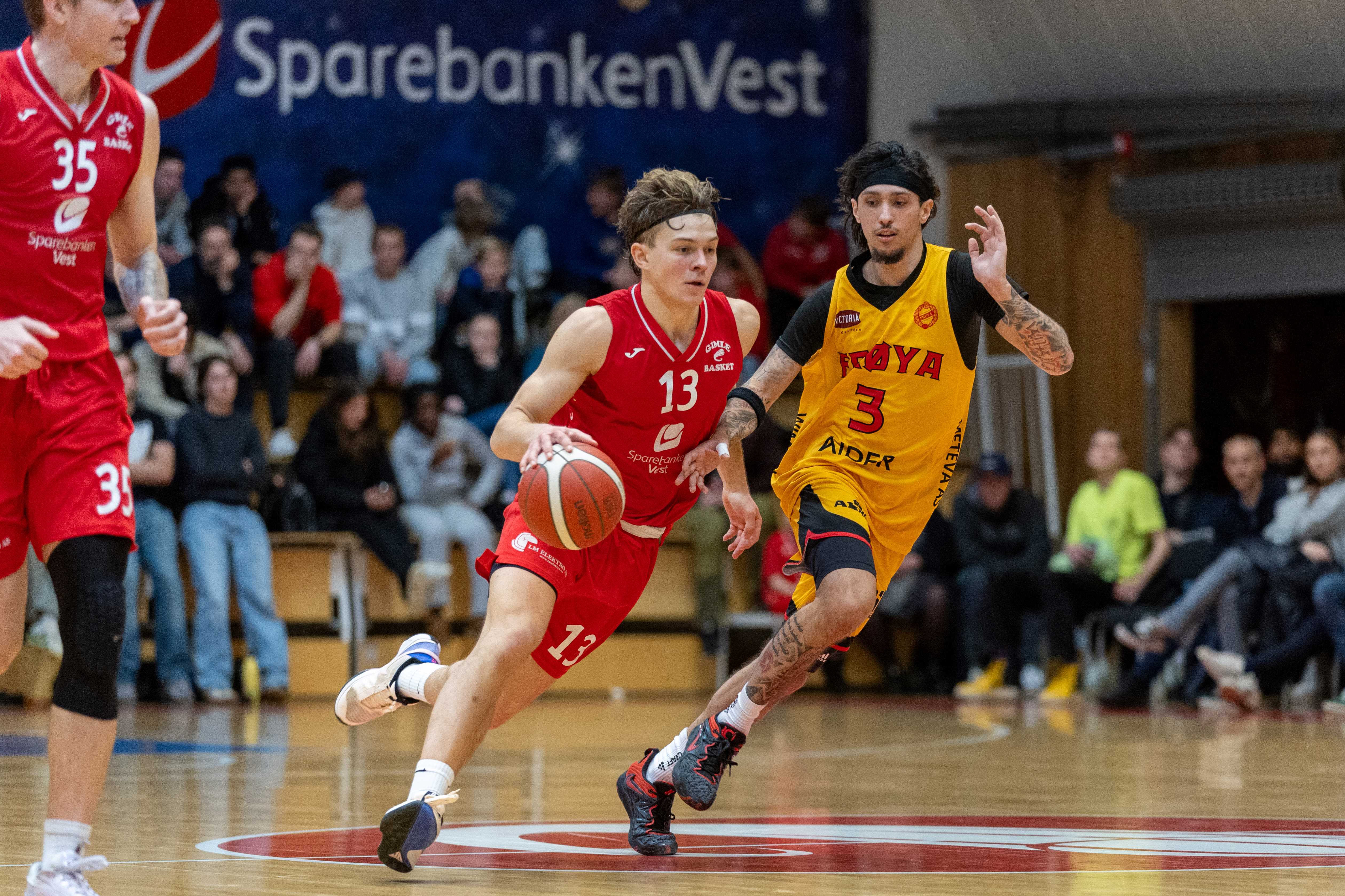 Reidar Greve ble toppscorer med 23 poeng da Gimle utklasset Frøya 99-68. Her i en drive mot Frøyas Valen Tejada. 
FOTO: BRAGE TITLESTAD 