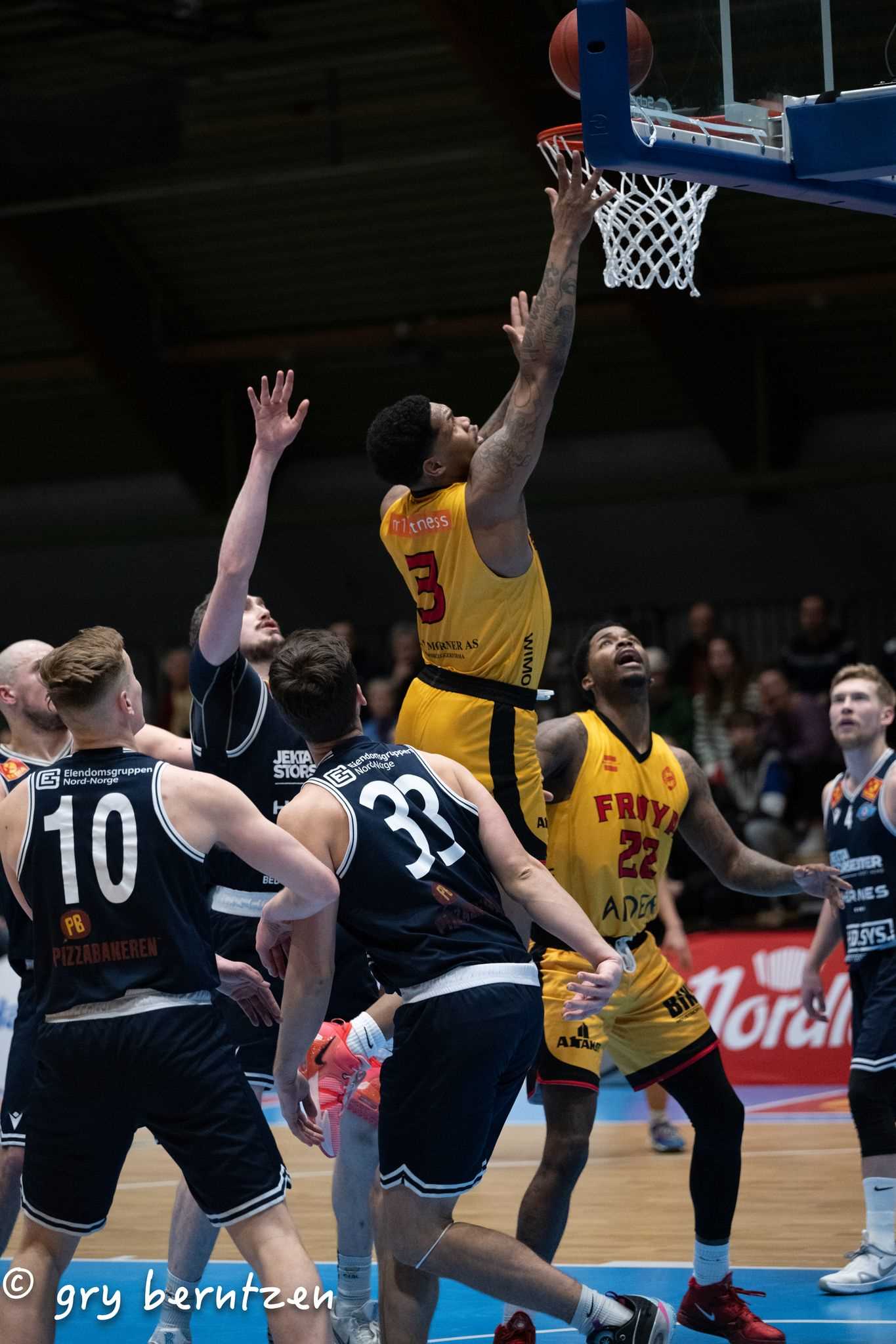 Frøyas Allstar-pointguard John Knight III styrte gjestene, ble toppscorer med 26 poeng og hadde i tillegg 14 returer og 7 assists. Knight var også viktig da gjestene snudde fra å ligge 10 poeng til å vinne 85-79 i Tromsøhallen. Her scorer han med en hel Tromsø-femmer som tilskuere. Fra venstre Henrik Lange, Petar Radojicic (delvis skjult), Cole Long, William McDonald og Johannes Lange, mens Knights lagkamerat DeAngelo Stewart at det blir to nye poeng.
FOTO: GRY BERNTZEN 