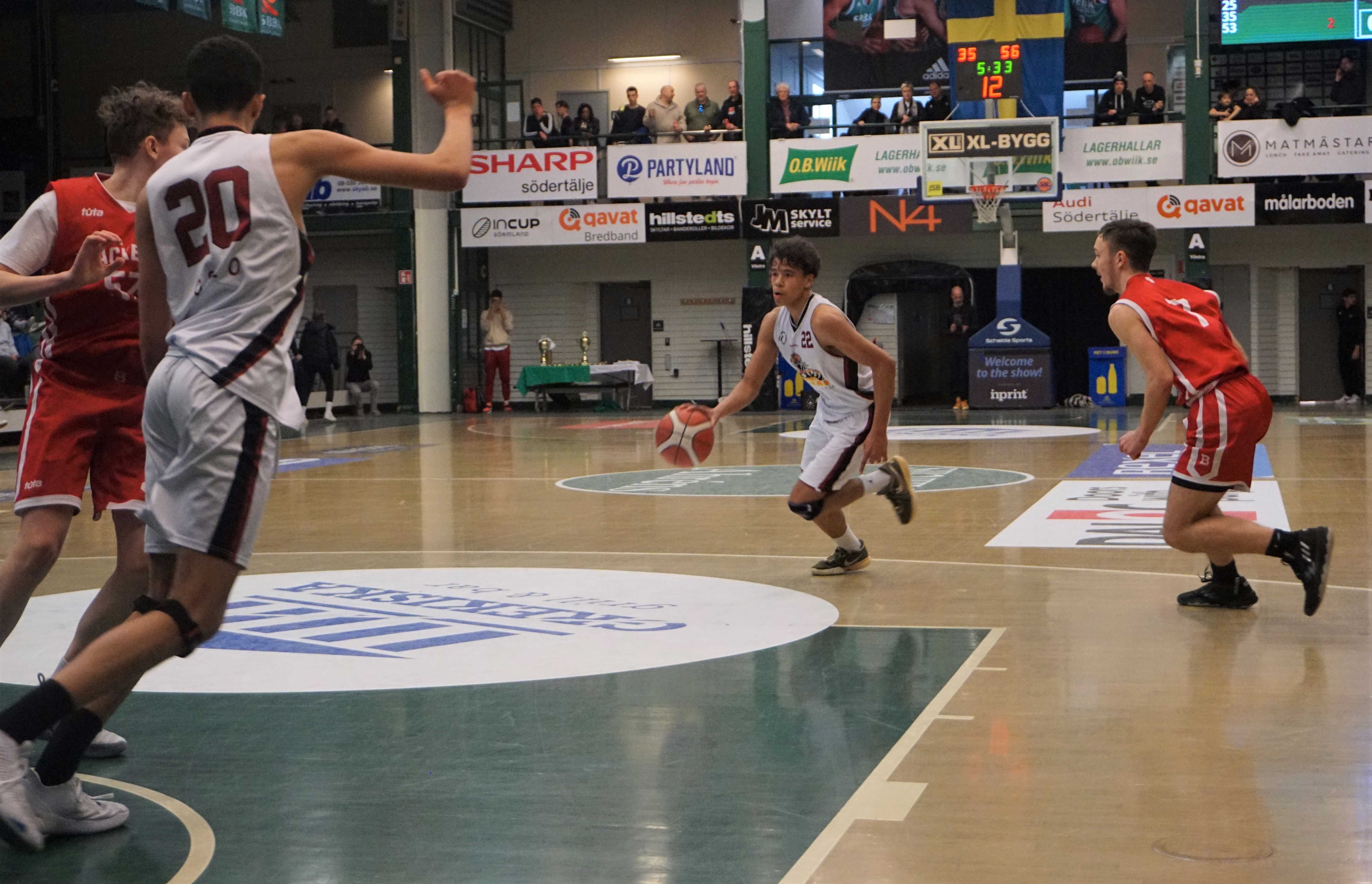 Elias Demoniere i en drive i Scania Cup-finalen mot KFUM Blackeberg, der Centrums 2006-gutter måtte se seg slått 62-51. Elias ble valgt ut som pointguard i turneringens Allstar-lag. Nummer 20 er Jeremias Joseph (07-årgang).
FOTO: ARILD SANDVEN 