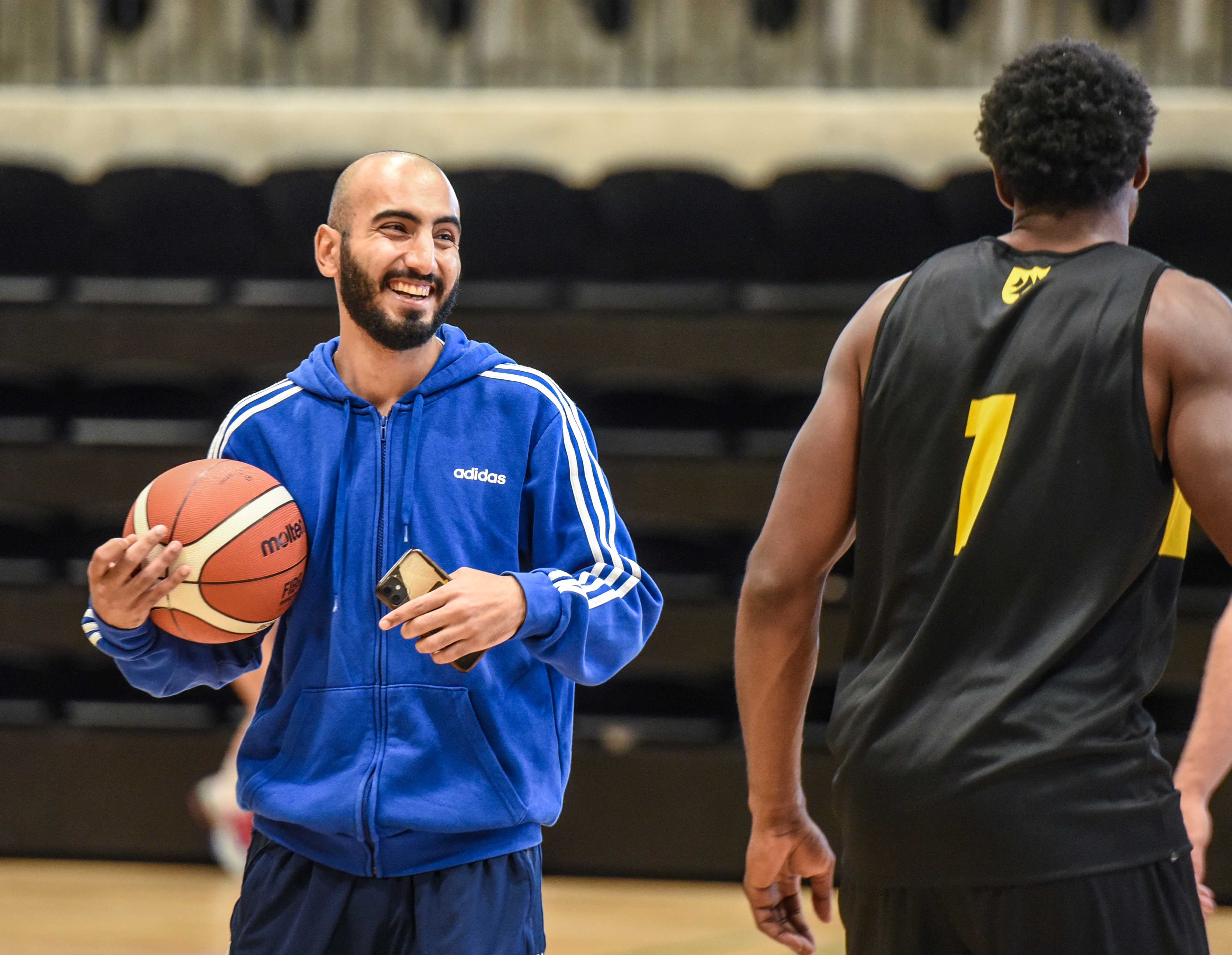 Basil Shiltagh har skrevet en toårskontrakt med Asker Aliens. Her med veteranen Joshua Hart (32) på trening i Leikvollhallen.
FOTO: ERIK BERGLUND 