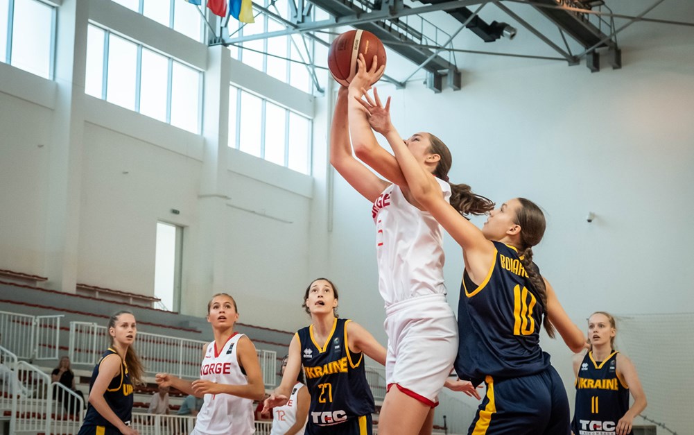 Astrid Laugen har kommet seg fri til skudd, men blir feilet av Anastasiia Boiarchuk. Forwarden fra Lommedalen hadde flest returer i kampen med sine 11, og noterte seg for 5 poeng, 1 steal og 1 blokk.
FOTO: FIBA.COM 