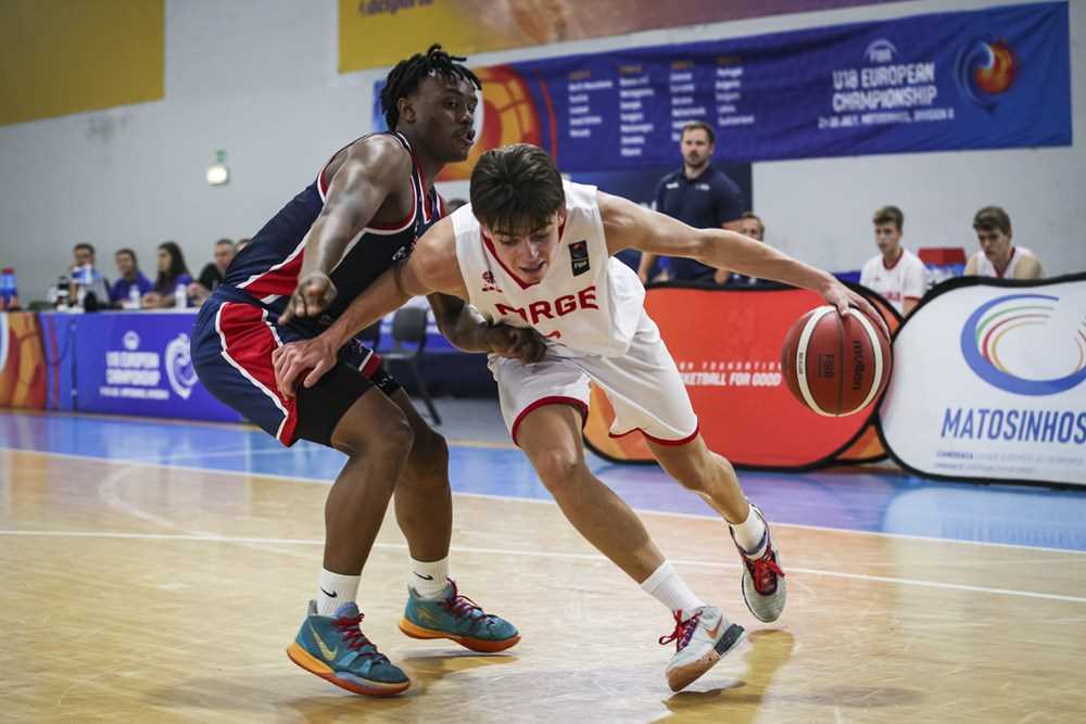 Oscar Hellebust og Norge møter Storbritannia i kamp to i B-EM i Skopje lørdag. Her fra lagenes kamp i Matosinhos i Portugal i fjor, da britene vant 84-73. Nå kommer de norske gutta fra seier over Portugal (75-71), mens Storbritannia tapte sin åpningskamp mot Georgia (67-80).
FOTO: FIBA.COM 