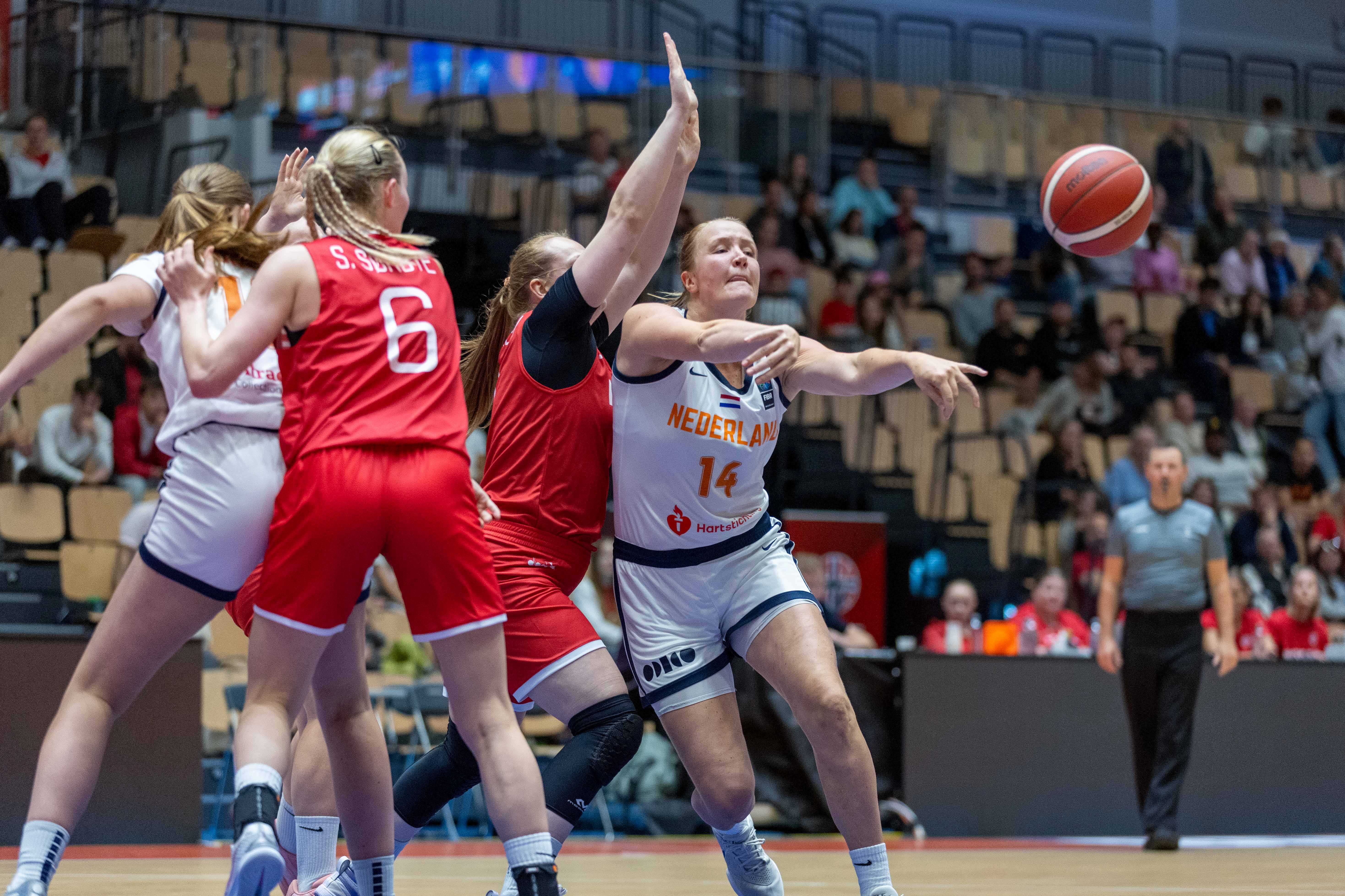 Nederlands 1,91 m lange forward Emese Hof som spiller EuroLeague for tsjekkiske USK Praha hadde 13 poeng, 12 returer og 5 assists mot Norge i søndagens kamp i Åsane Arena. Her dekkes hun av Siri Granheim, mens Sunniva Sørbye prøver å få kontroll på Maud Huijbens (1,90).
FOTO: BRAGE ÆSØY TITLESTAD 