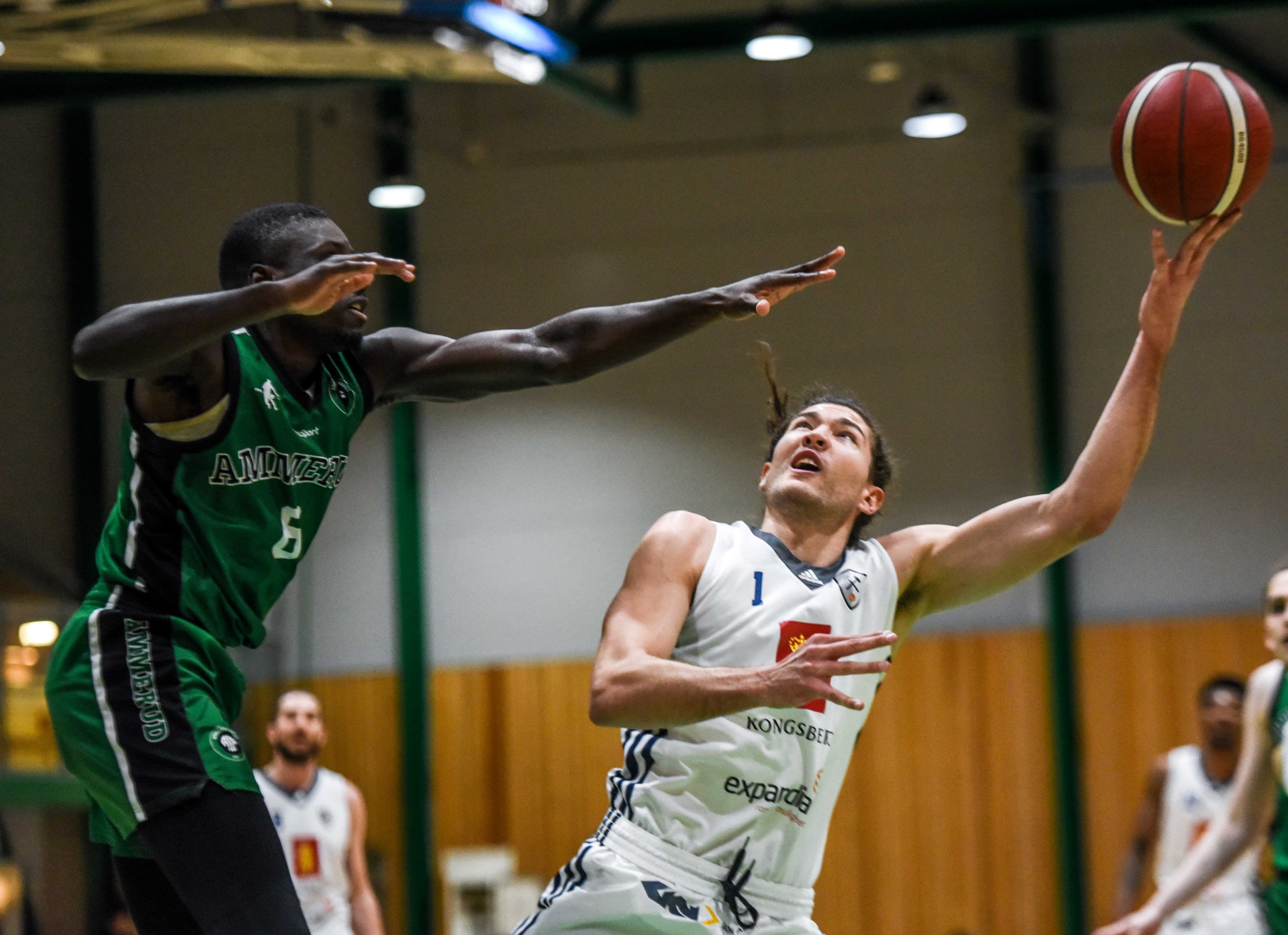 Marin Mornar var banens gigant da Kongsberg Miners kjempet seg til 78-74 over Ammerud etter overtime torsdag. Gjestenes kroatiske forward endte på 24 poeng, 13 returer, 4 blokker og 4 assists. Her legger han et skudd forbi Mustapha Dibba.
FOTO: ERIK BERGLUND 