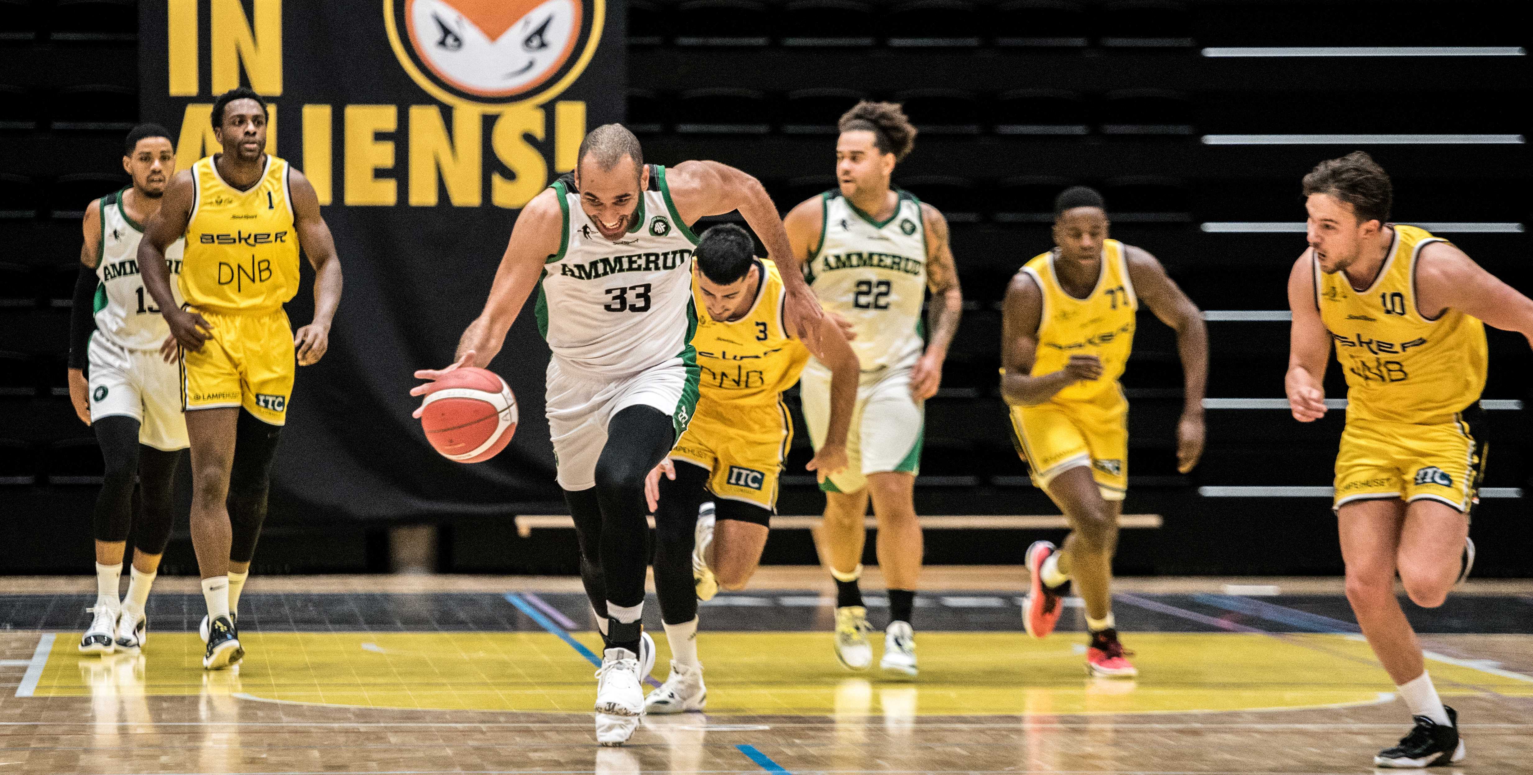 Roy Nwachukwu setter fart opp banen og løper inn 29-18 til Ammerud i andre periode etter en 11-0-run. De øvrige spillerne i bildet er fra venstre Bryan Battle, Joshua Hart, Ouzhan Farzaneh, Jonatan Hjelseth Mæhlum, Chiemeka Okeke-Nwakamma og Ludvig Bergh.
FOTO: ERIK BERGLUND 