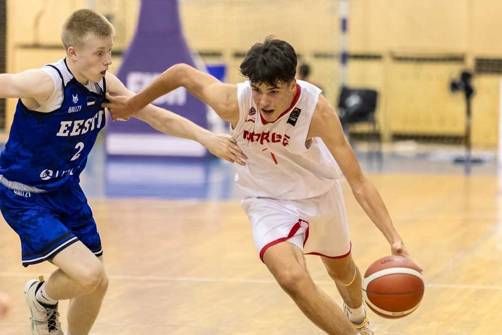 Matthew Burud Chifflier skapte mye i førsteperioden og endte kampen med 10 poeng, 5 assists og 3 steals. Her er han i en drive mot Andries Kivimagi.
FOTO: FIBA.COM 