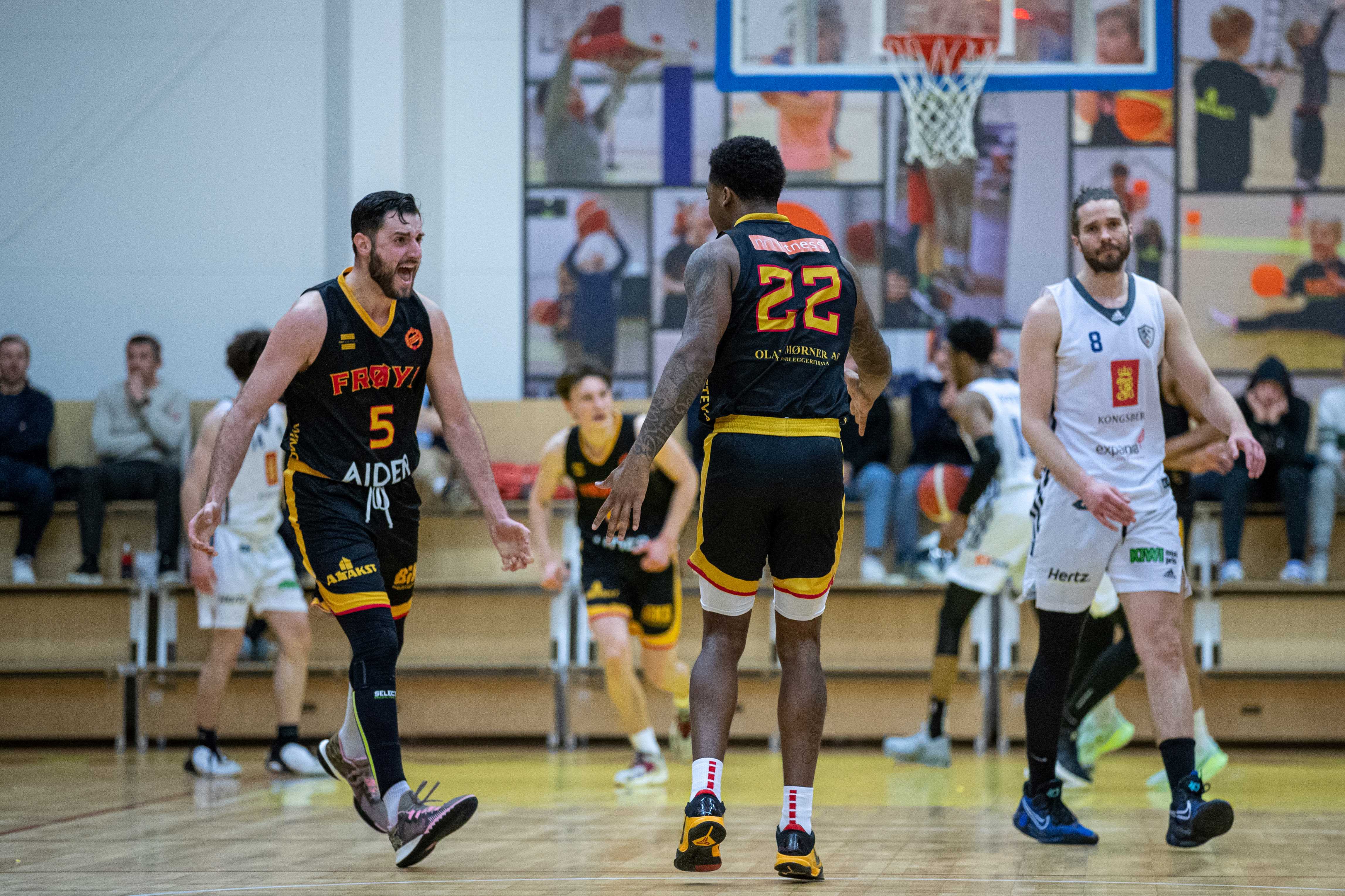 Ognjen Nisavic scoret 39 poeng og ble en matchredder og matchvinner da Frøya sikret finaleplass med overtime-seier 94-88 over Kongsberg Miners. Her jubler han sammen med DeAngelo Stewart, mens Torgrim Sommerfeldt til høyre innser at Miners er på vei mot tap og sesongfarvel.
FOTO: BRAGE TITLESTAD 