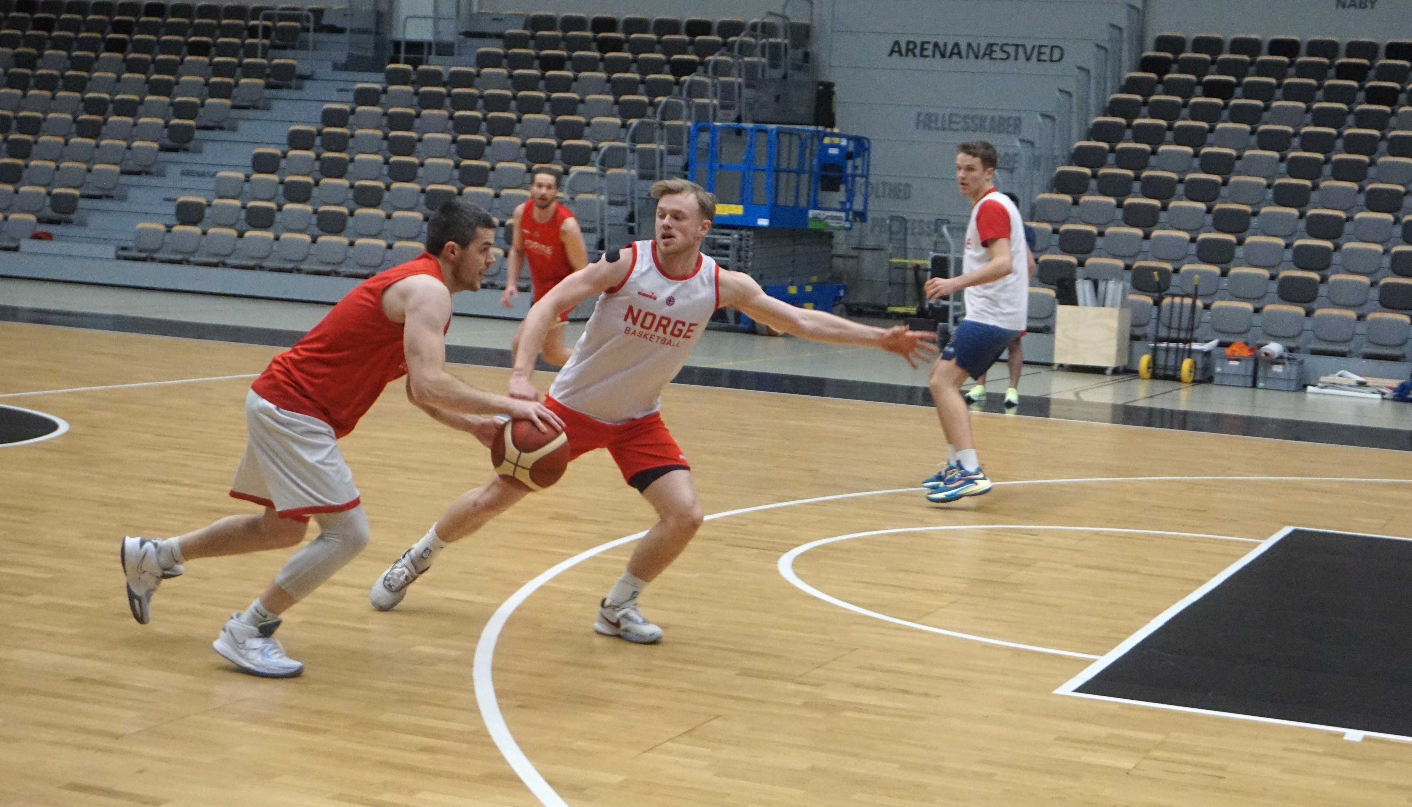 Lagkaptein Stian Mjøs i en drive mot Harald Eika Frey under Norges trening i Arena Næstved onsdag kveld. I bakgrunnen ser vi Emil Grosse (til høyre) og Espen Fjærestad.

FOTO: ARILD SANDVEN 