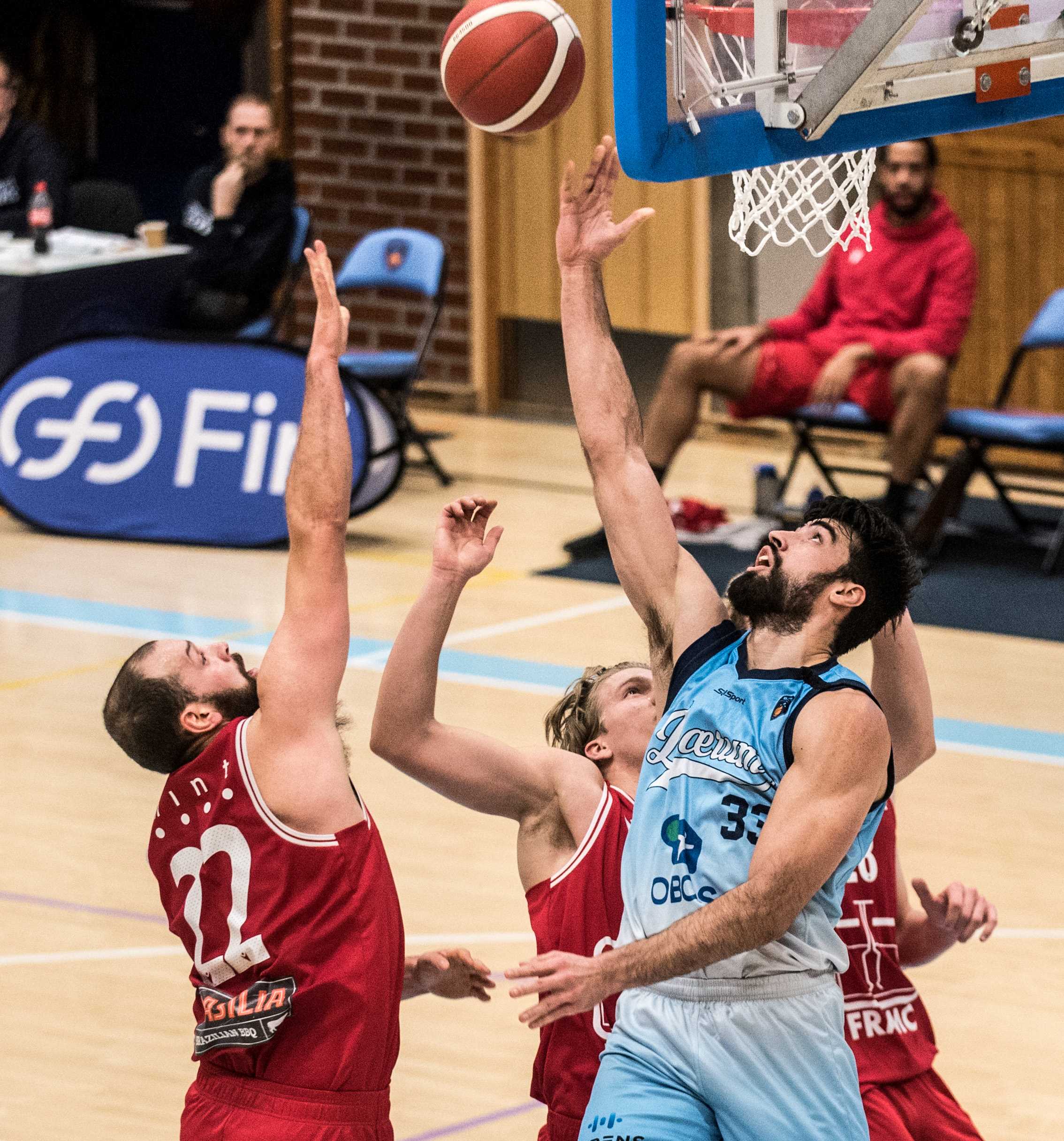 Hvem når høyest i sluttspillfinalene, Bærums Shane Temara eller Gimles Ali Ouakkaha?
FOTO: ERIK BERGLUND 