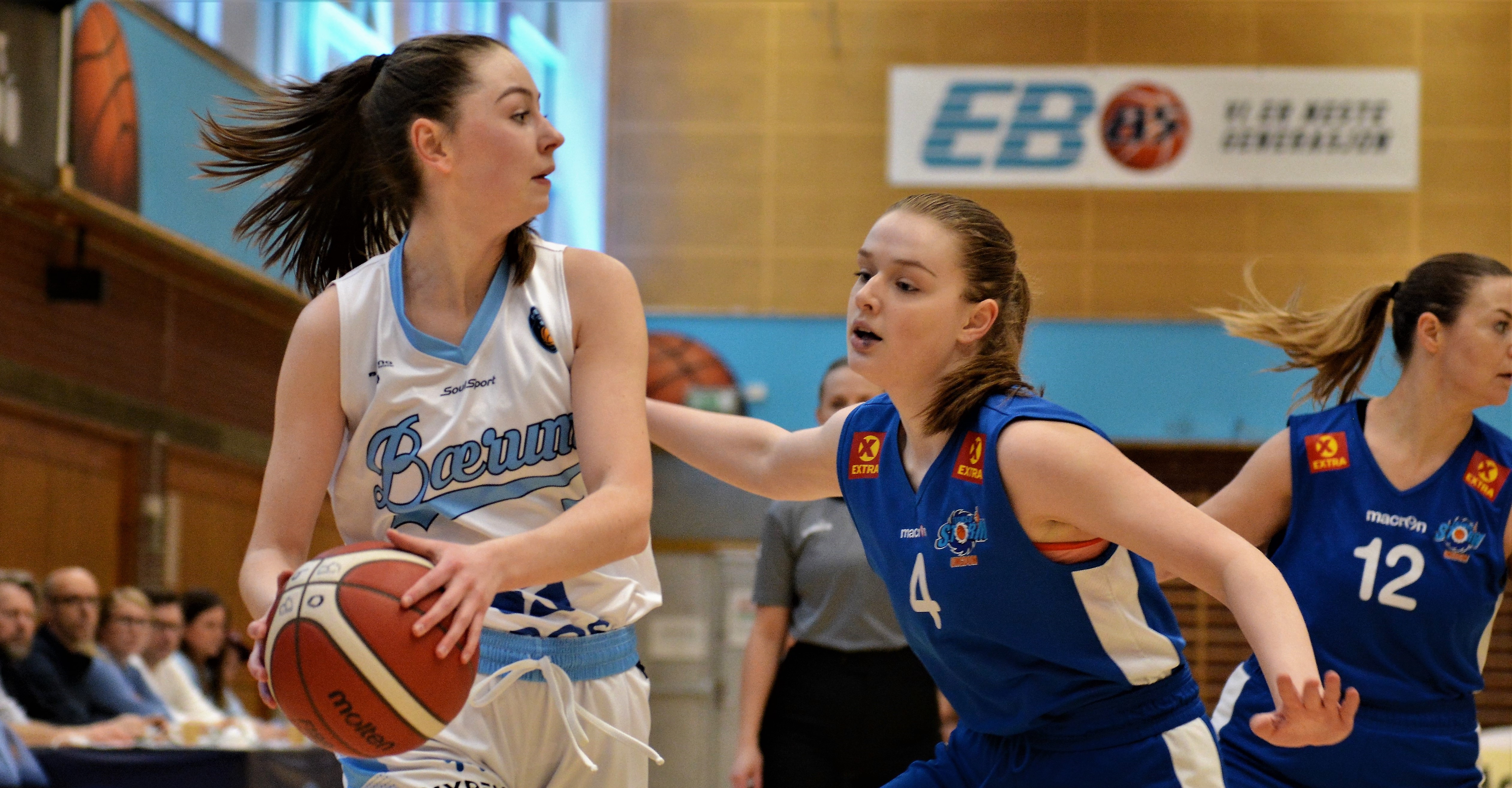 Embla Bøckmann Øvstebø hadde en solid kamp for Bærum og ble toppscorer med 15 poeng etter 5 av 9 på 3-poengere. Her er det Ingeborg Gruber som dekker opp Bærum-guarden. Til høyre ser vi Oda Marie Austheim. FOTO: MARIANNE MAJA STENERUD