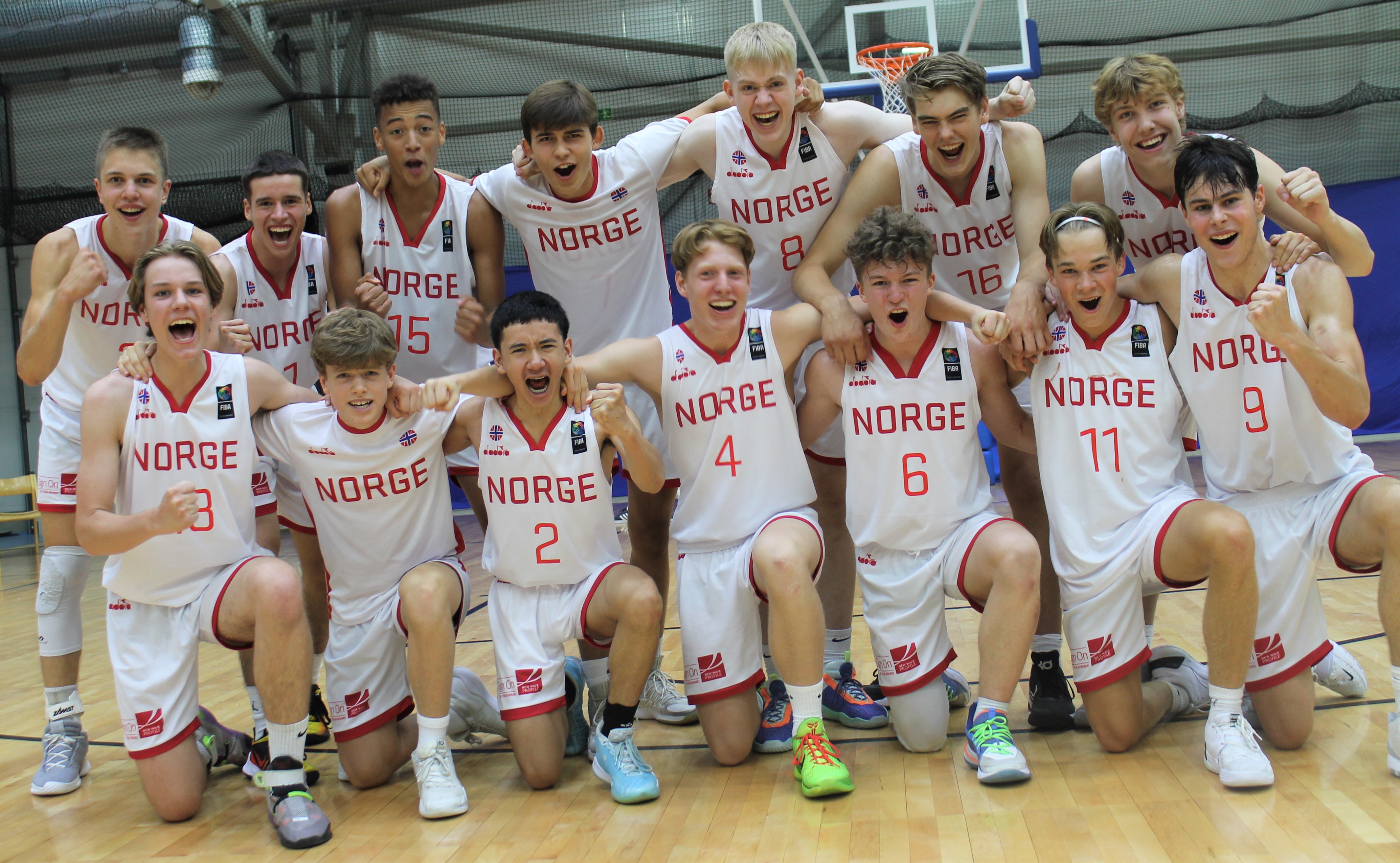 U16-landslaget som overrasket og imponerte med 58-56 over Island i nordisk mesterskap. Bak fra venstre Marcus Lorgen, Nataniel Nikolic, Etienne Nasser Aspevik, Hjalmar Linnestad, David Berntsen, Filip Øverås og Bram Kroder-Schille. Foran fra venstre Emil Unnli, Henrik Schneidt, David Ayden, Alexander Bech, Gabriel Grov Diesen, Jacob Aabel og Scott Priestley.
FOTO: ARILD SANDVEN 