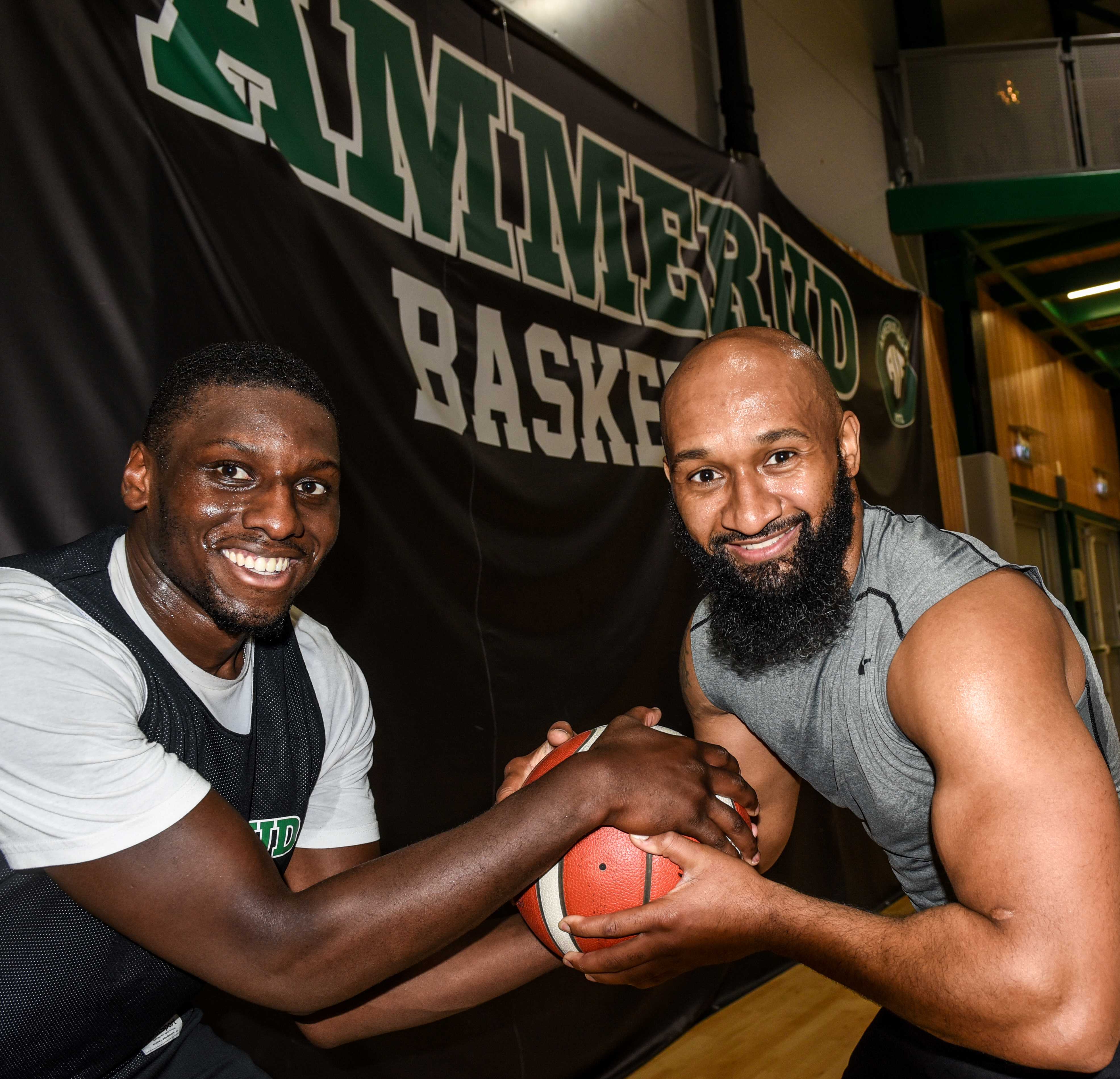 Mustapha Dibba (til venstre) og Eric Gilchrese blir en lederduo for et Ammerud-lag med noen rutinerte BLNO-spillere og mange 17-åringer fra samarbeidsklubben Bøler.
FOTO: ERIK BERGLUND 