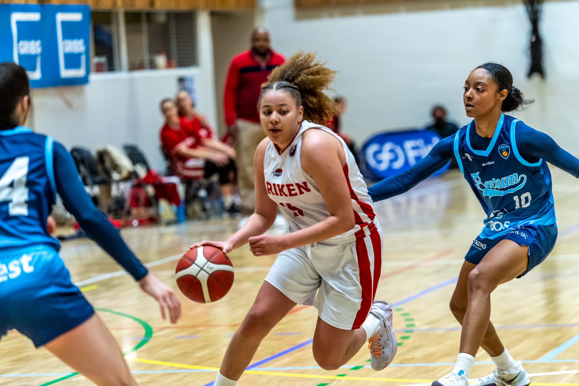 Karyn Sanford var sentral med assists, steals og viktige scoringer da Ulriken Eagles vant de fire siste minuttene 20-2 og snudde til seier i toppkampen i Landåshallen. Her er den 17-årige pointguarden i en drive mellom Bærums to amerikanske importer, Keelie Lamb (i venstre bildekant) og Raziyah Farrington.
FOTO: ASTRID HAGLAND GJERDE 