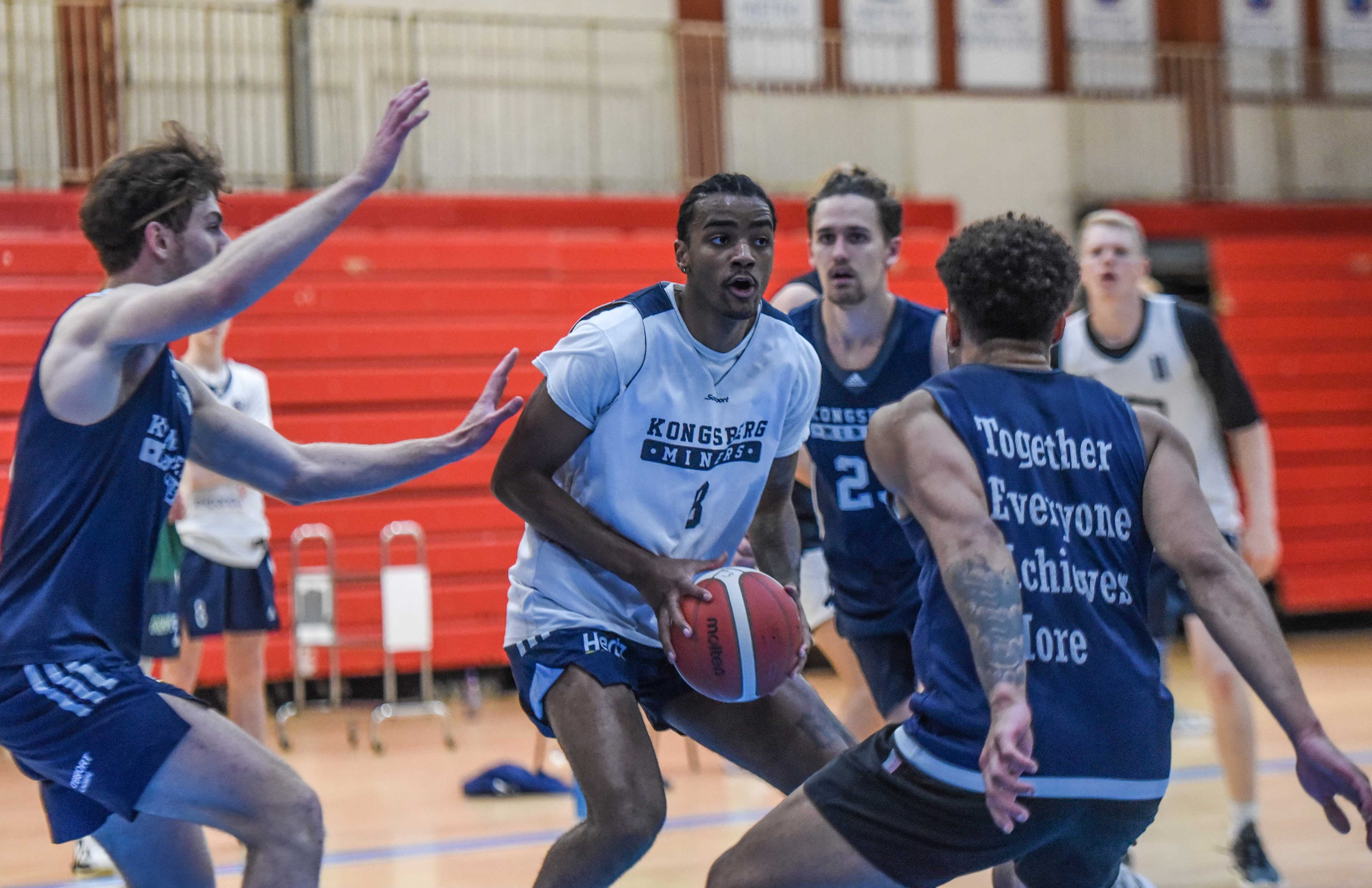 2,05 m lange Jordan Roberts kommer fra opprykk med finske Bisons Loimaa og erstatter Xavier Green som amerikansk import i Kongsberg Miners. De øvrige spillerne i bildet er fra venstre Mats Undebakke, Åke Swahn (bak) og William Lybæk.
FOTO: ERIK BERGLUND  