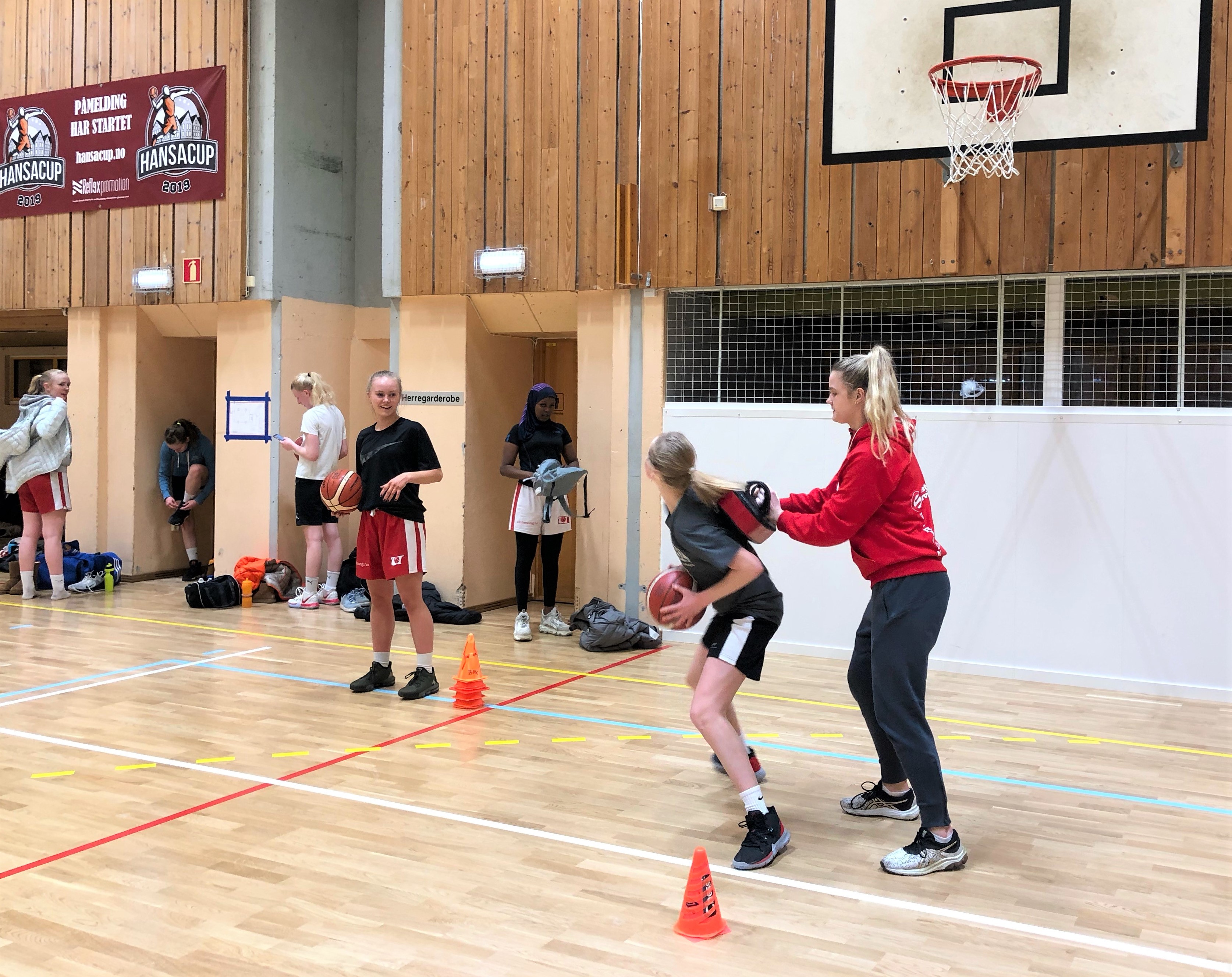 Stine Austgulen bruker en trenings-pute til å gi Aurora Sørbye tøff motstand på Ulrikens 04/05-trening. Jennie Ingebrigtsen (til venstre) følger med og morer seg.
FOTO: PRIVAT 