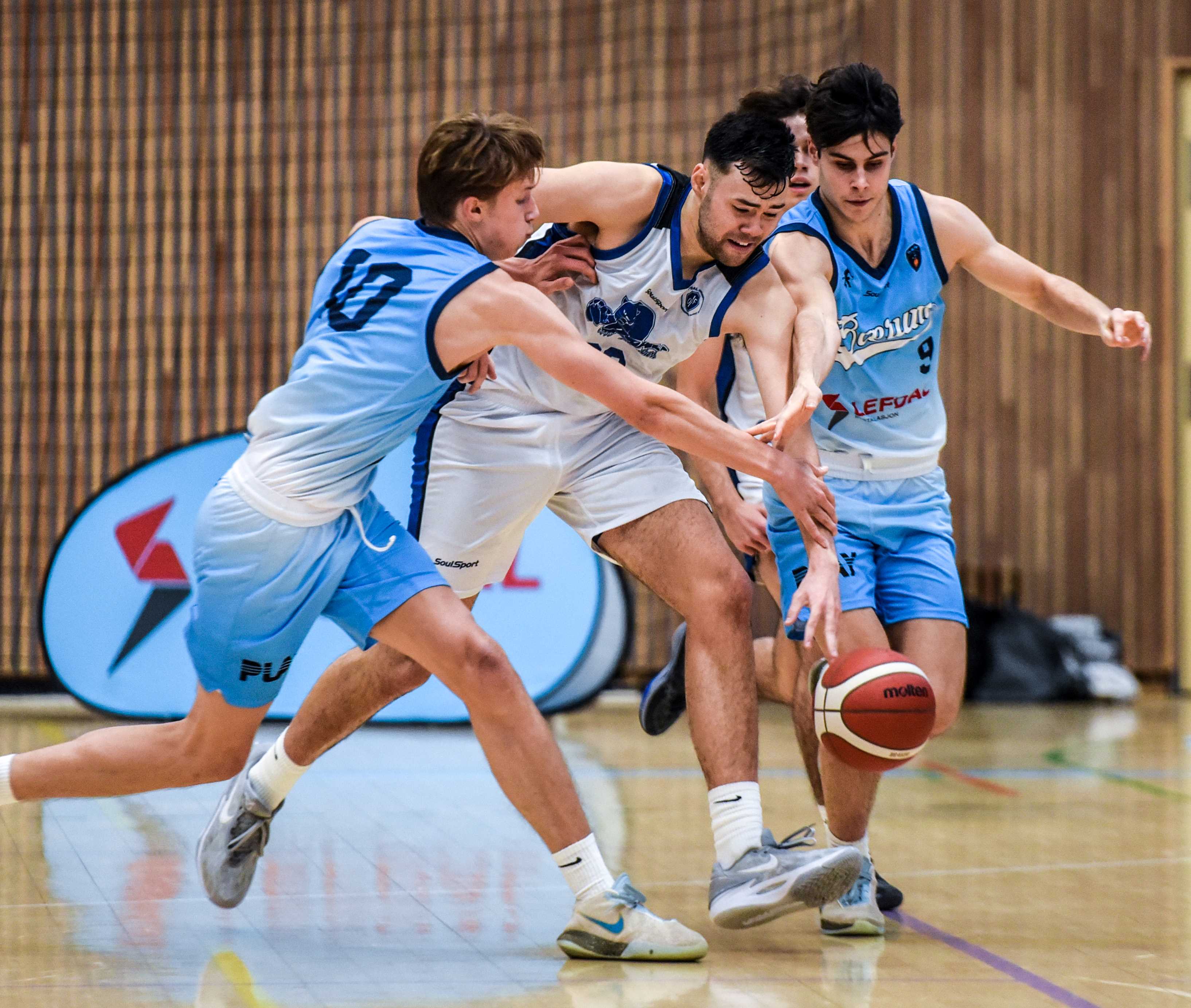 Isaiah Alonzo hadde 17 poeng, 10 returer og 4 assists for Oppsal mot Bærum, her med Fredrik Kleivdal (til venstre) og Scott Priestley i forsvar. Bildet er fra lagenes møte i Nadderudhallen 7. november.
FOTO: ERIK B. BERGLUND 