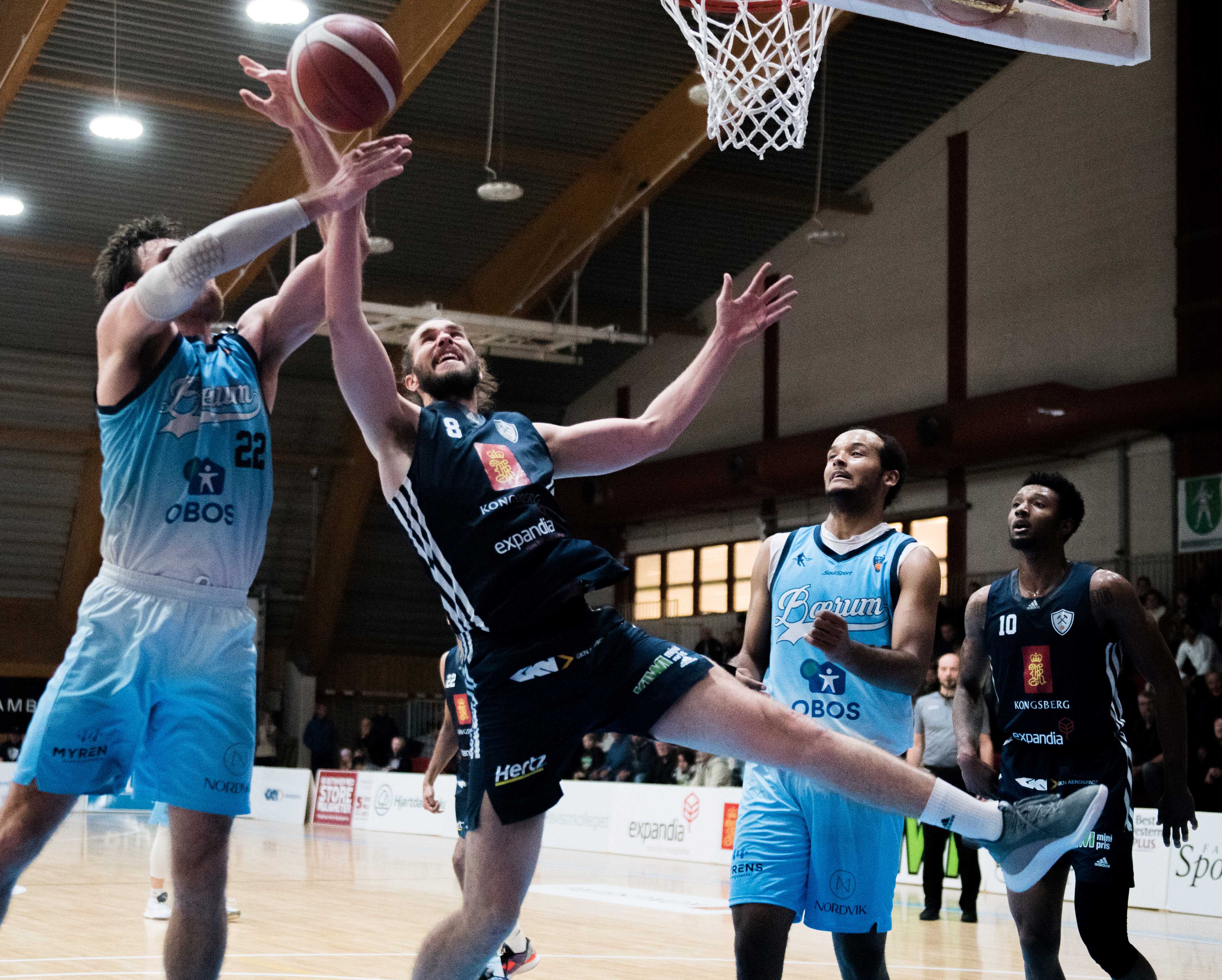 Torgrim Sommerfeldt fighter for å holde Sjur Dyb Berg unna en retur. Sommerfeldt endte med 9 poeng, 9 returer, 4 assists og 4 steals, en influensasyk Berg hadde 15 returer - men måtte nøye seg med 2 poeng på 40 minutter. Neste uke er de lagkamerater igjen når Norge møter Nord-Makedonia borte og Slovakia hjemme i Haukelandshallen, 10. og 13. november. Steffon Mitchell og Xavier Green er til høyre på bildet.
FOTO: ERIK BERGLUND 